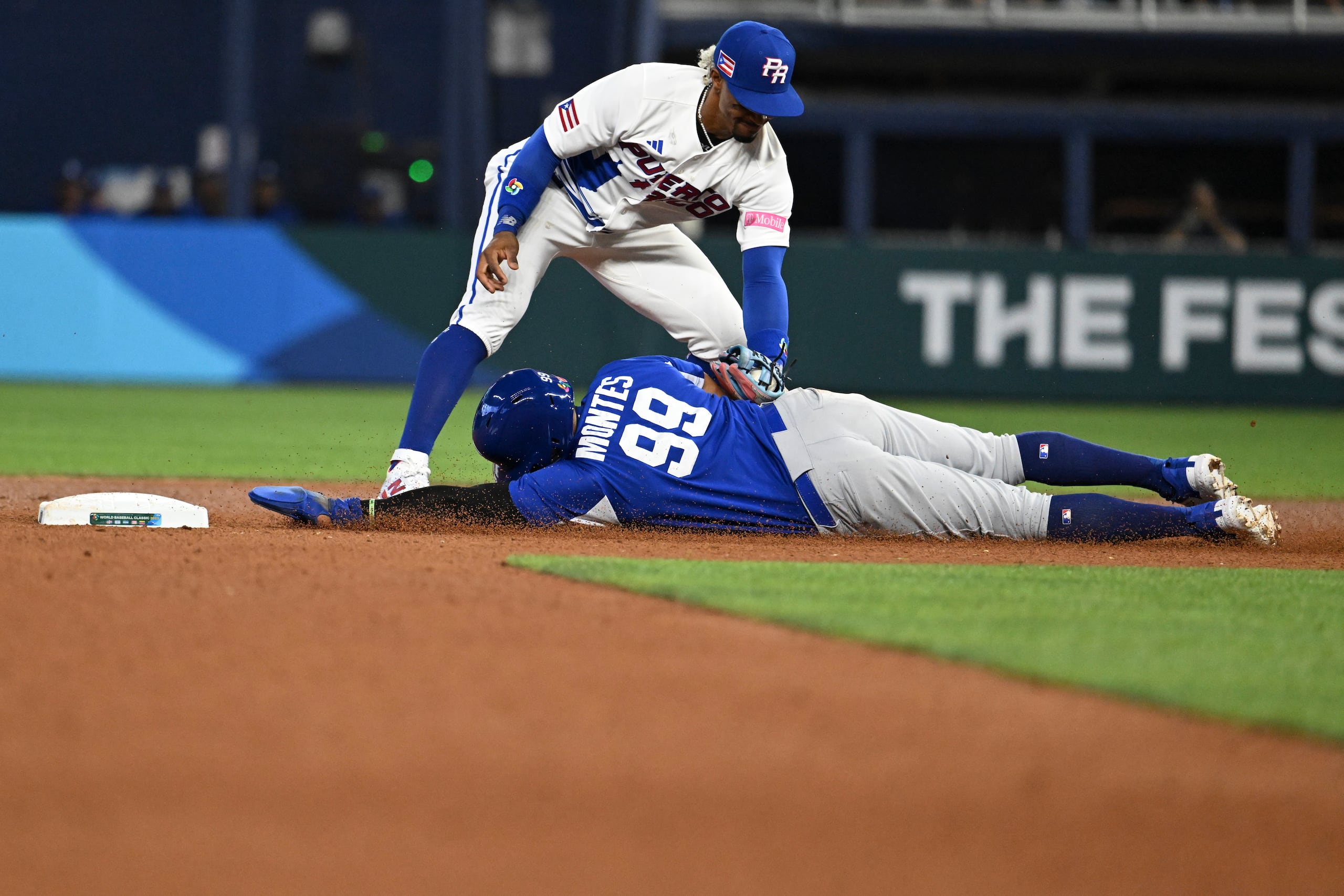 Maldonado también mostró su brazo en la primera ronda al sacar en esta jugada al jugador nicaragüese Juan Montes con el out aplicado por Lindor. 