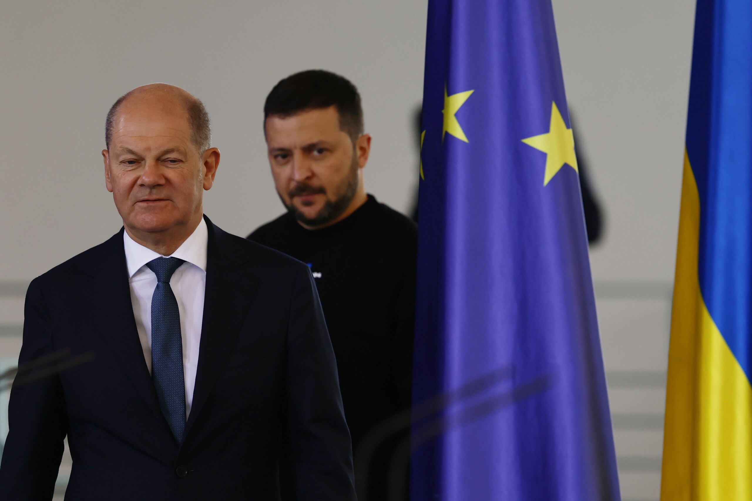 El presiente ucraniano, Volodimir Zelenski, y el canciller alemán, Olaf Scholz. EFE/EPA/HANNIBAL HANSCHKE
