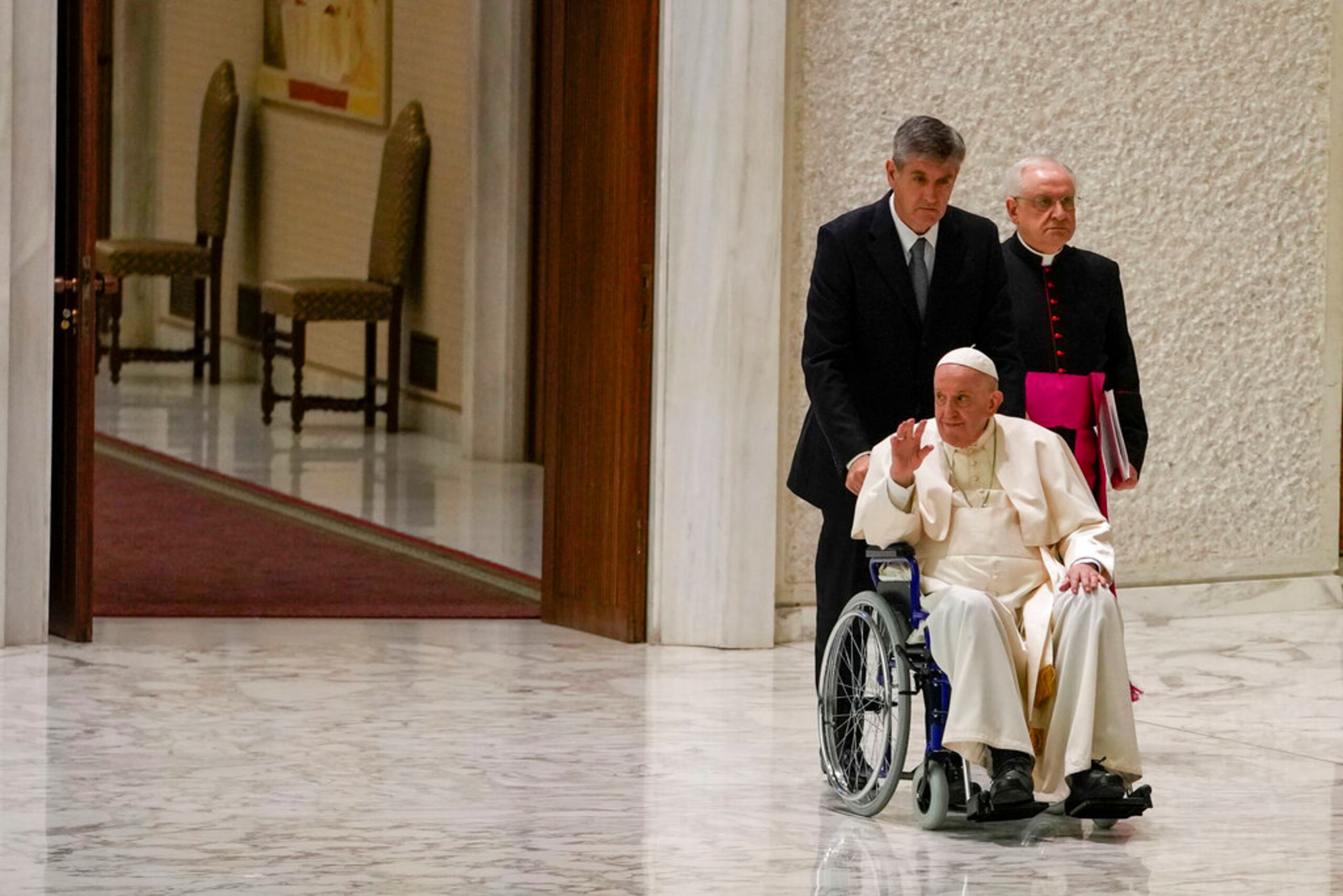 El papa Francisco llega en silla de ruedas a una audiencia con monjas y religiosos en el Salón Pablo VI, en el Vaticano, el 5 de mayo de 2022.