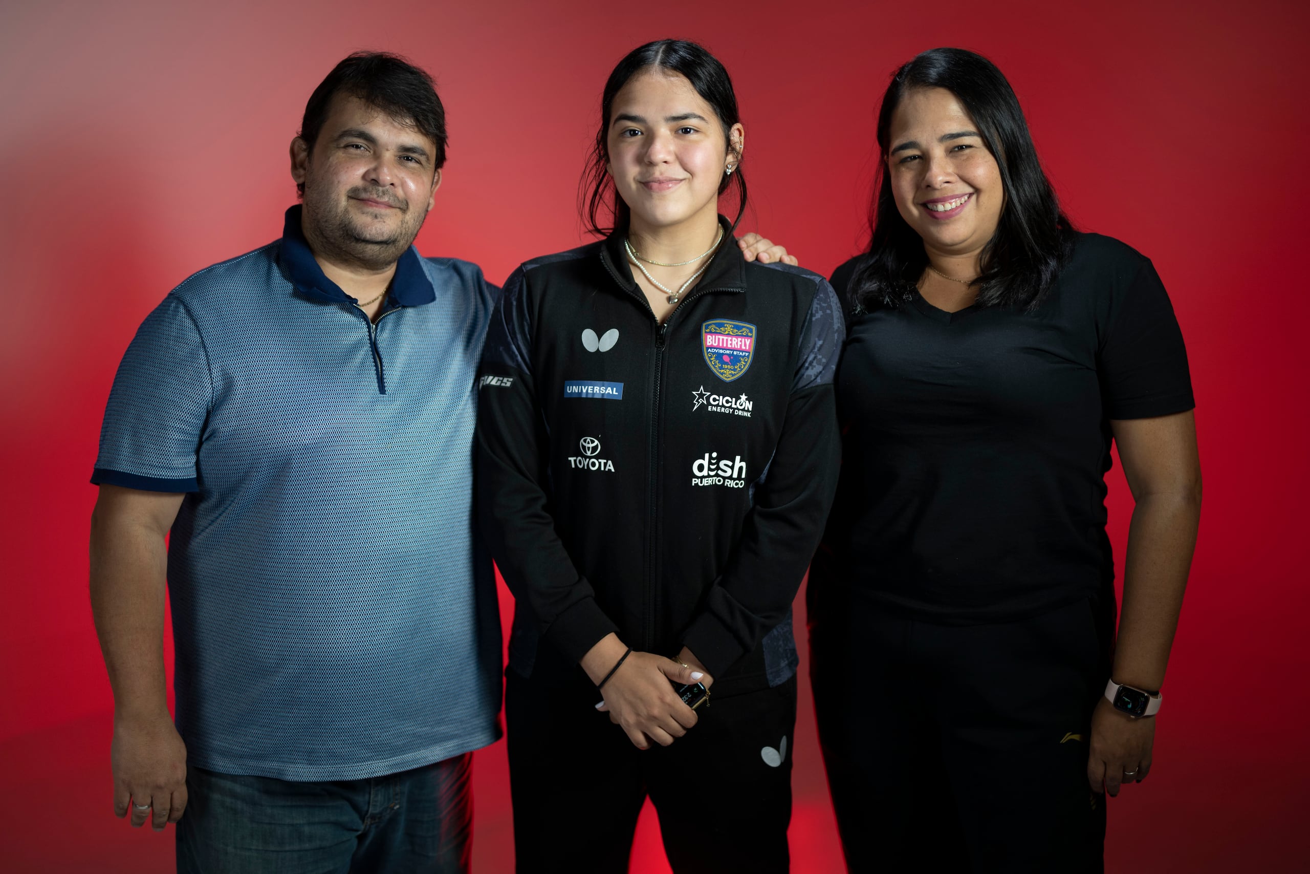 El padre y entrenador Bladimir Díaz se queda  por primera vez en casa mientras Adriana viaja. Y la madre Marangely González viaja por primera vez con su hija atleta.