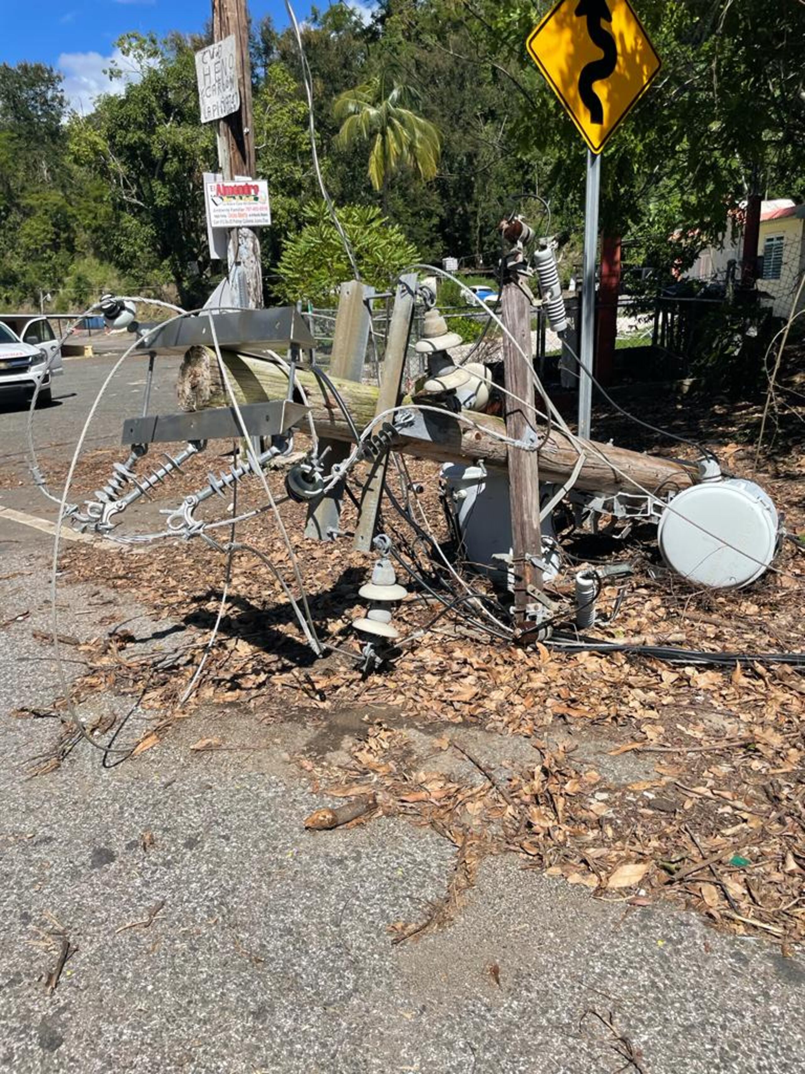 Un poste caído en la carretera #512, barrio Collores, en Juana Díaz.