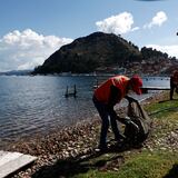 Limpian el lago Titicaca en Día de la Made Tierra en Bolivia