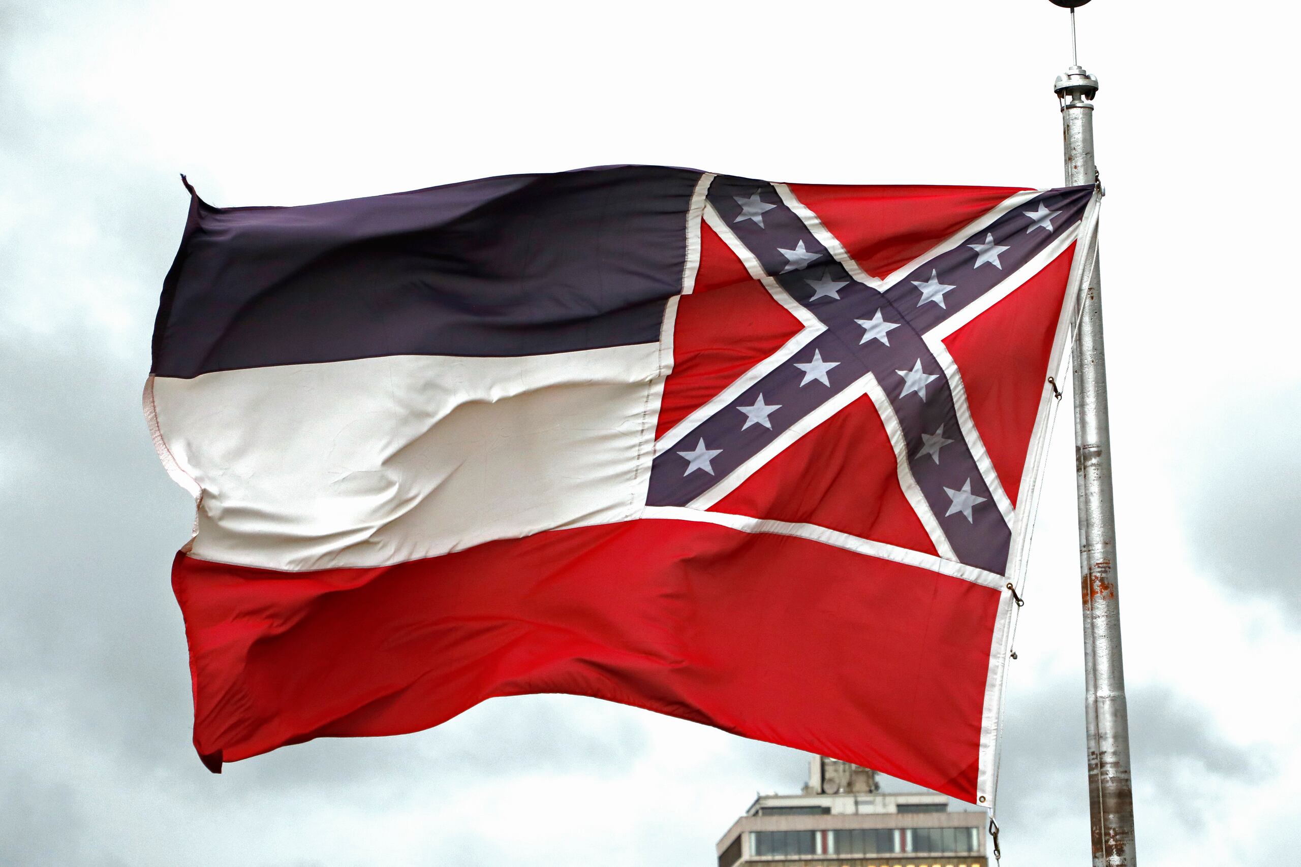 La bandera del estado de Mississippi fuera del Capitolio en Jackson, Mississippi