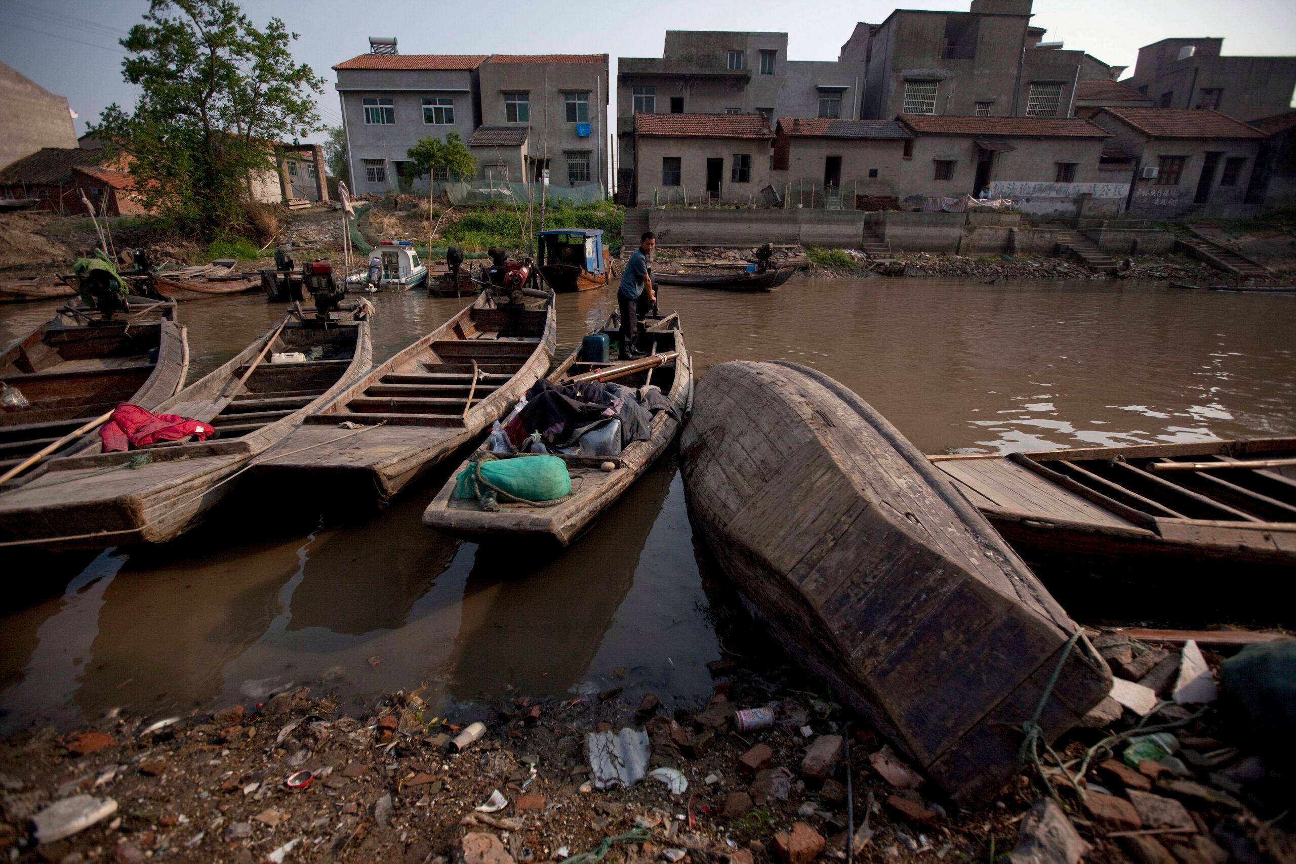 Barcos amarrados a la orilla de un afluente del Lago Honghu en Honghu, China, en una imagen de archivo. EFE/HOW HWEE YOUNG
