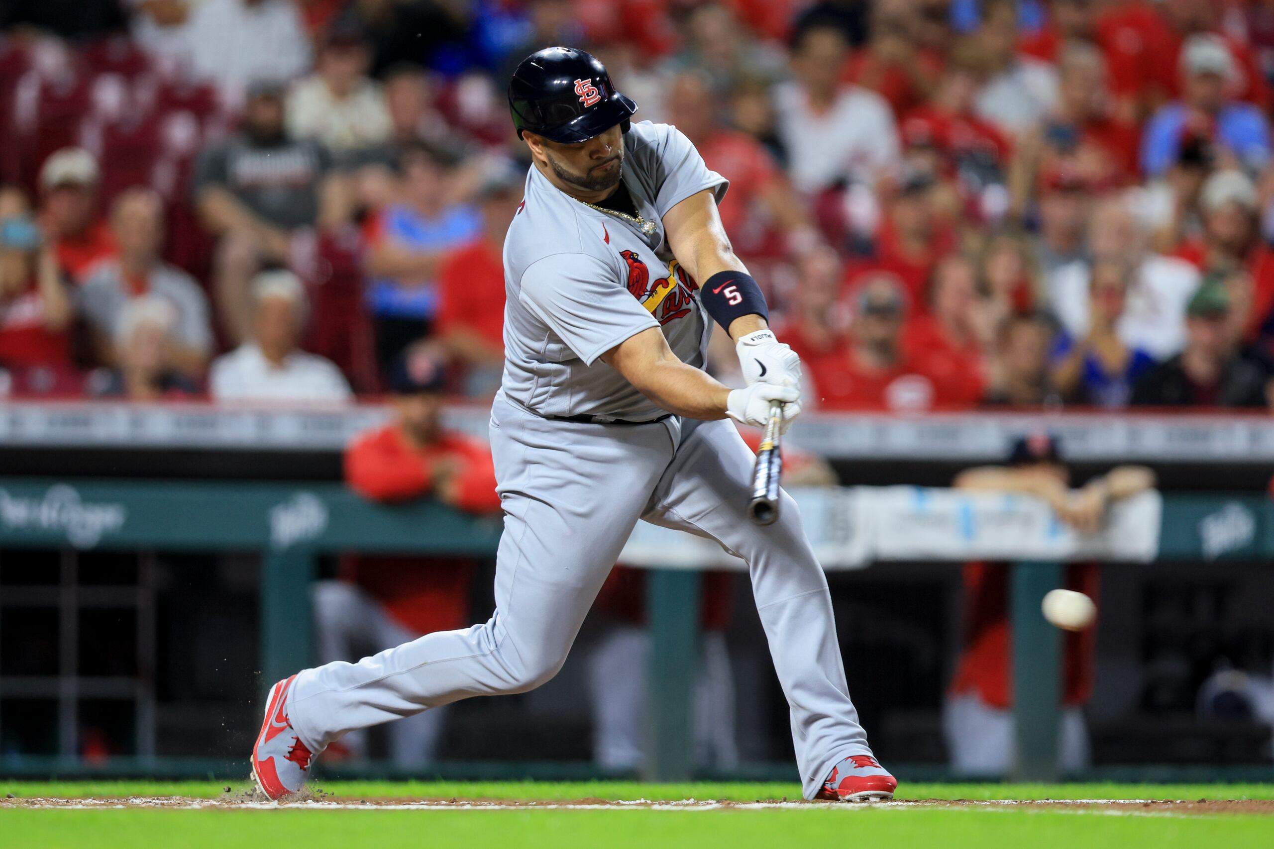 Albert Pujols de los Cardinals de San Luis durante la segunda entrada del juego de las Grandes Ligas contra los Reds de Cincinnati.