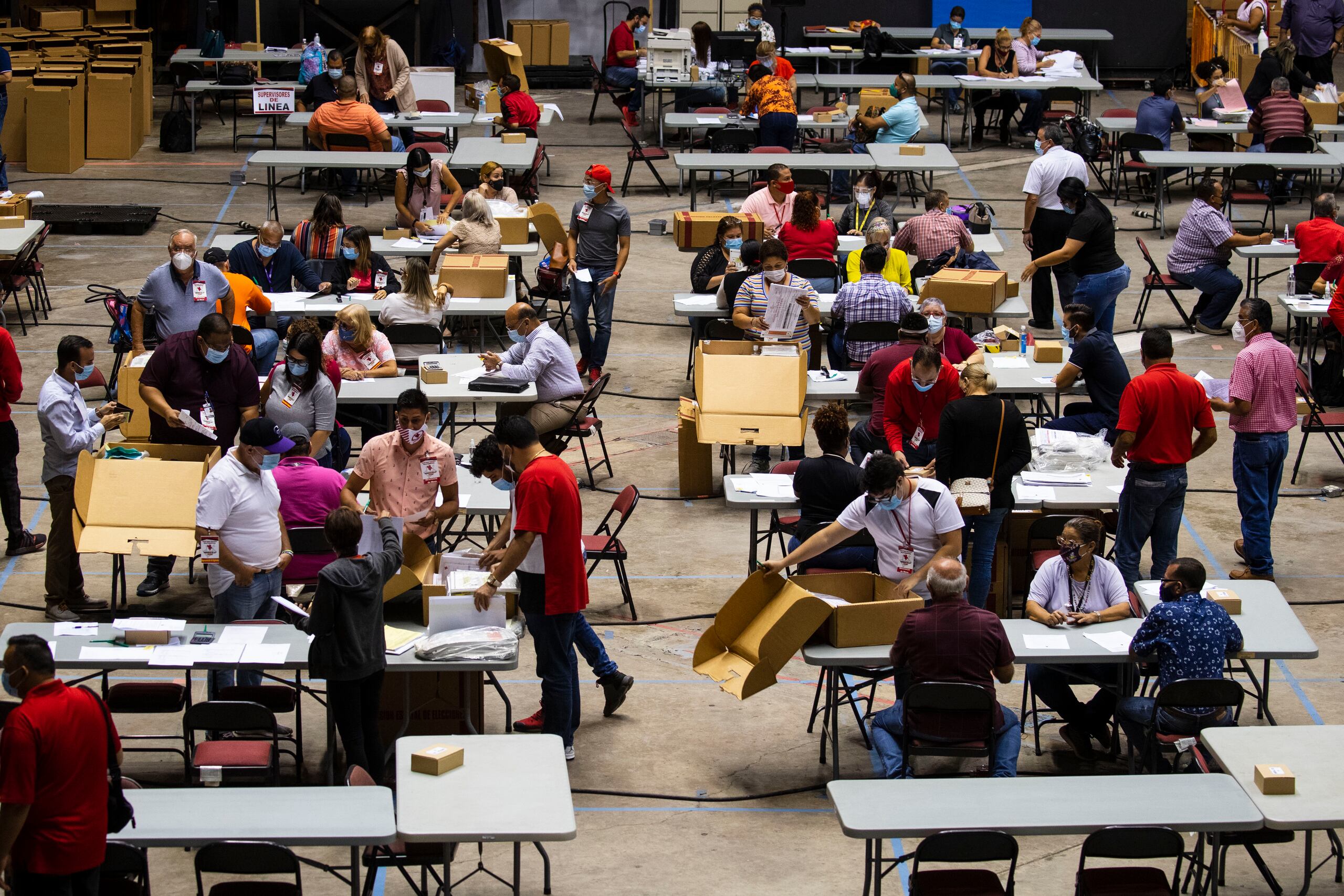 Conteo de votos en el Coliseo Roberto Clemente.