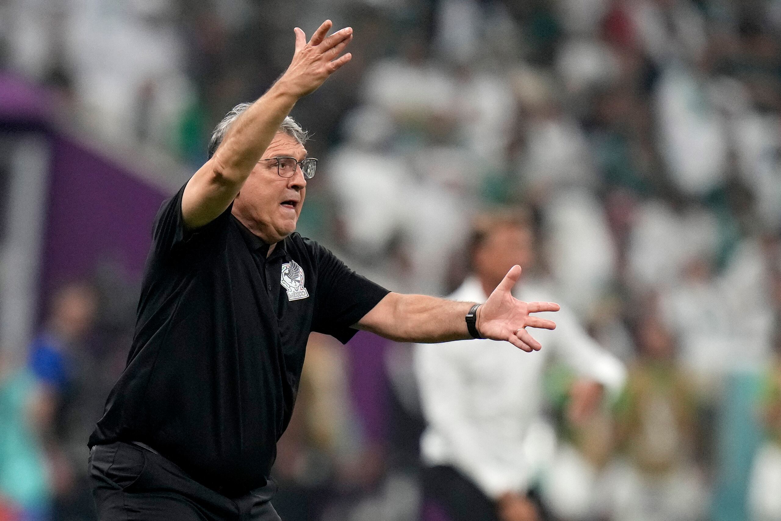 El entrenador de México, Gerardo Martino, gesticula durante el partido contra Arabia Saudí por el Grupo C de la Copa Mundial en el Estadio Lusail en Lusail, Qatar, el miércoles 30 de noviembre de 2022. (Foto AP/Moisés Castillo)