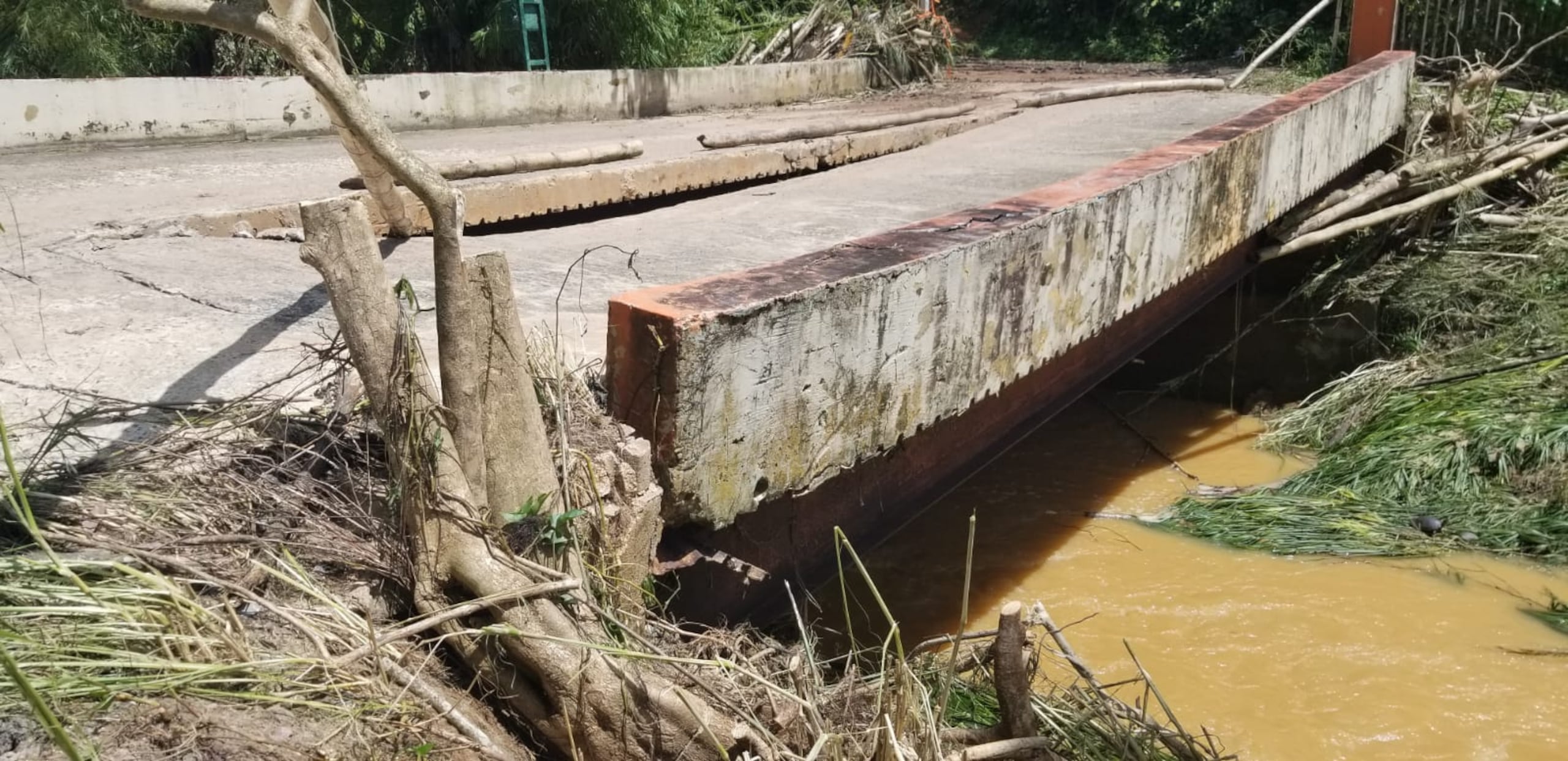 El puente es la única vía que permite el acceso a cinco viviendas y al Monasterio Santa Clara.