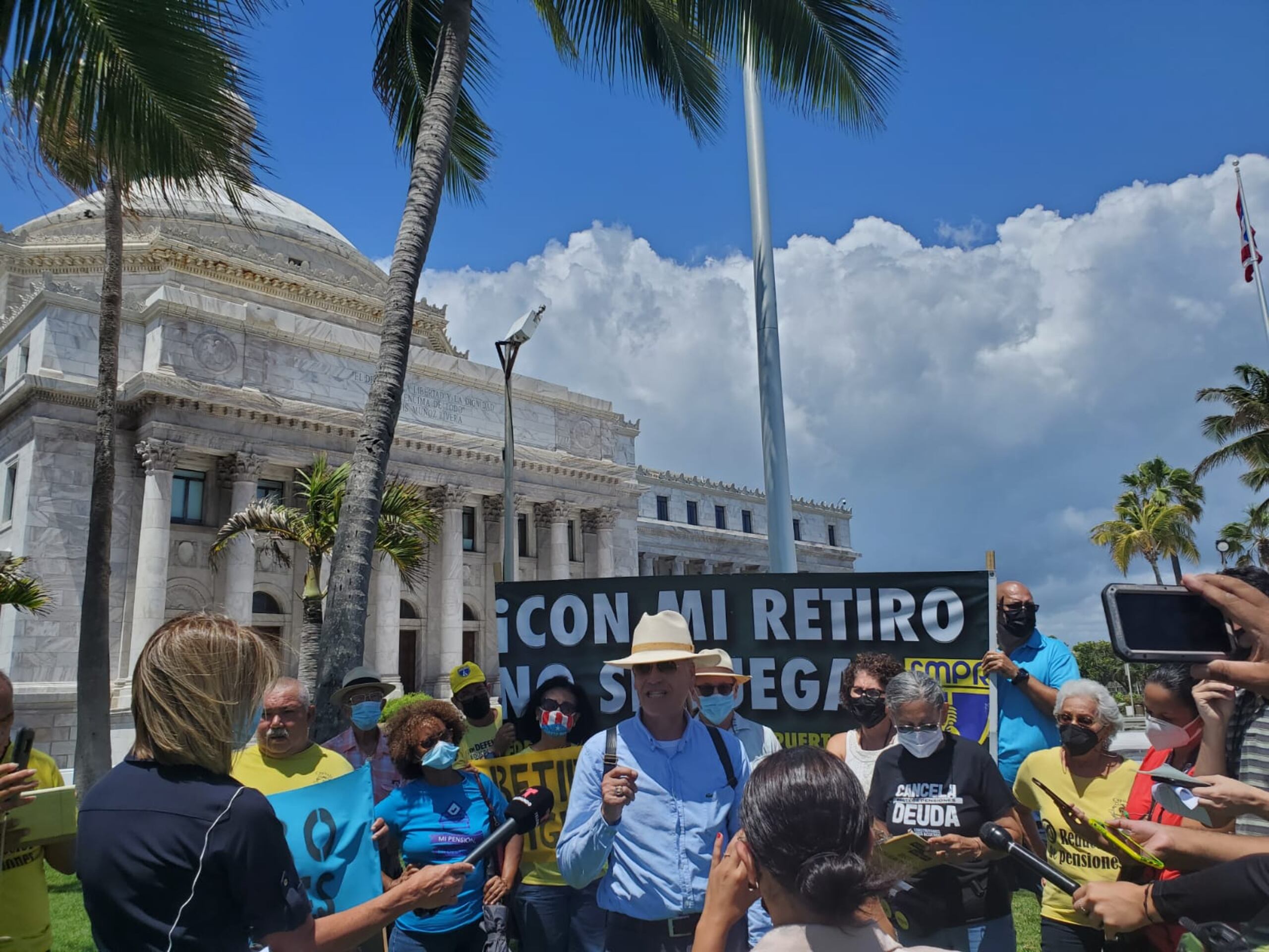 El portavoz del capítulo de Jubilados y Jubiladas de la FMPR, Pedro Pastrana Ortiz dijo que la Ley del Retiro Digno establece una política pública de cero recortes a las pensiones y la protección de los servicios esenciales al pueblo.