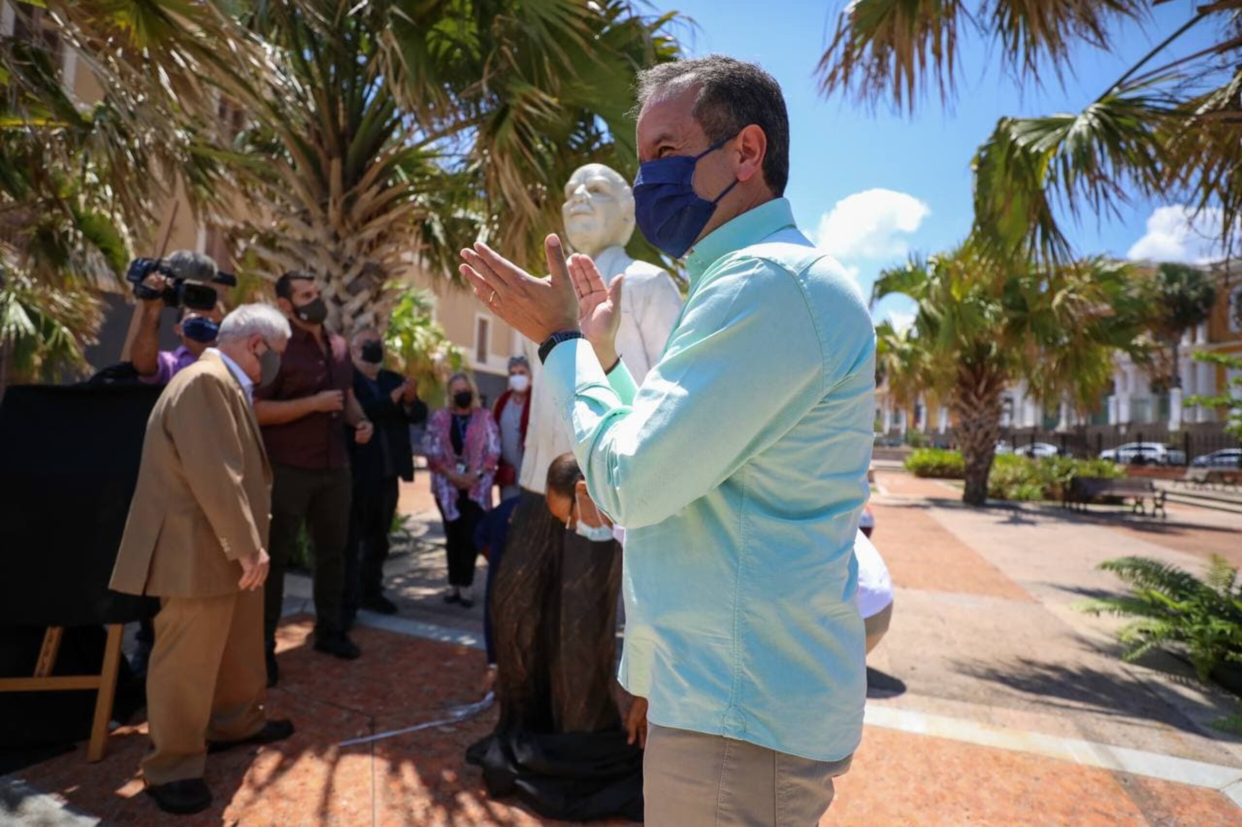 La escultura es una obra de la puertorriqueña Luz Badillo.