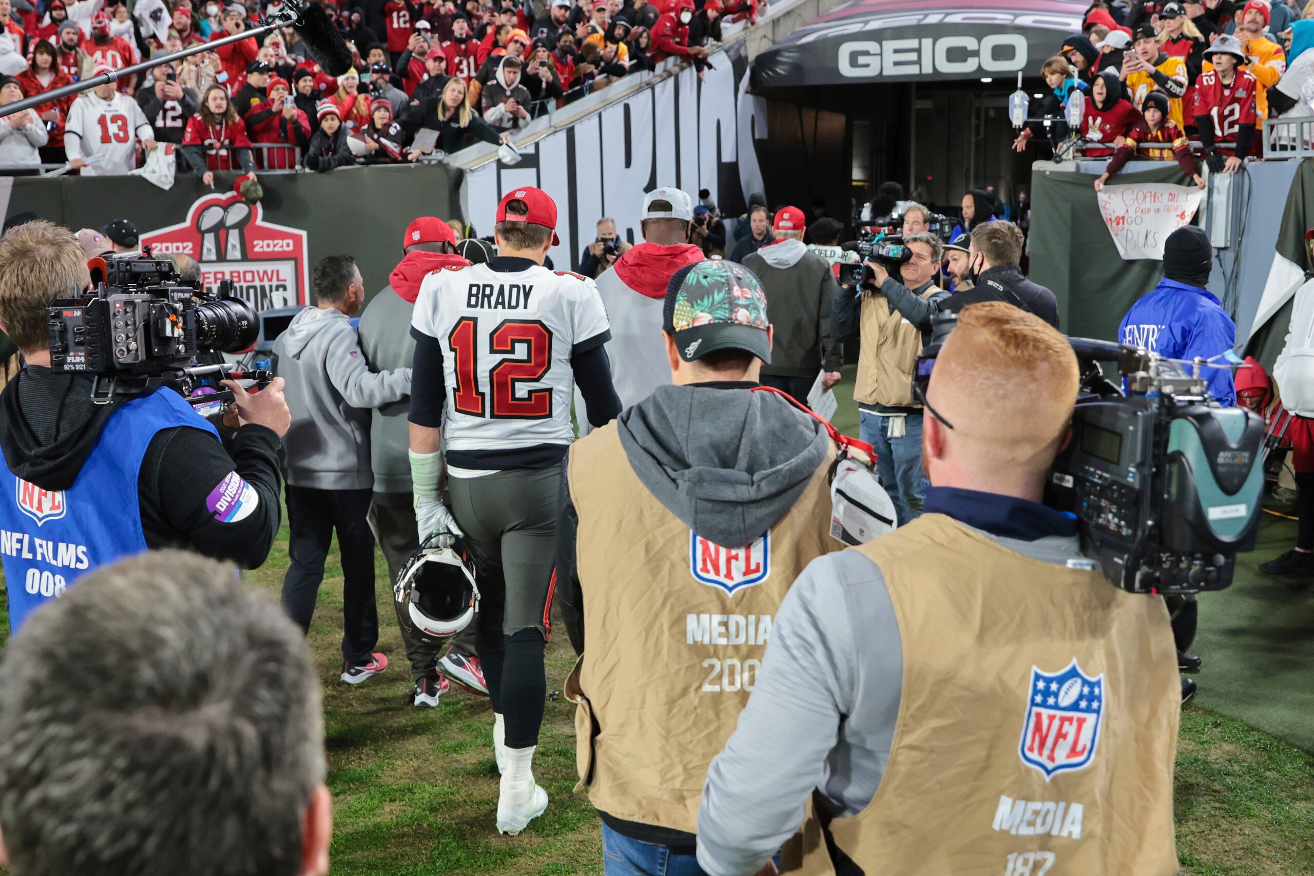 Tom Brady (12), de los Buccaneers de Tampa Bay, sale del campo de juego después de la derrota contra los Rams de Los Ángeles en la ronda divisional de la NFL. Tom Brady se retiró después de ganar 7 Super Bowls y establecer numerosos récords a lo largo de 22 años de carrera. Hizo el anuncio de su adiós el martes 1 de 2022 en Instagram.