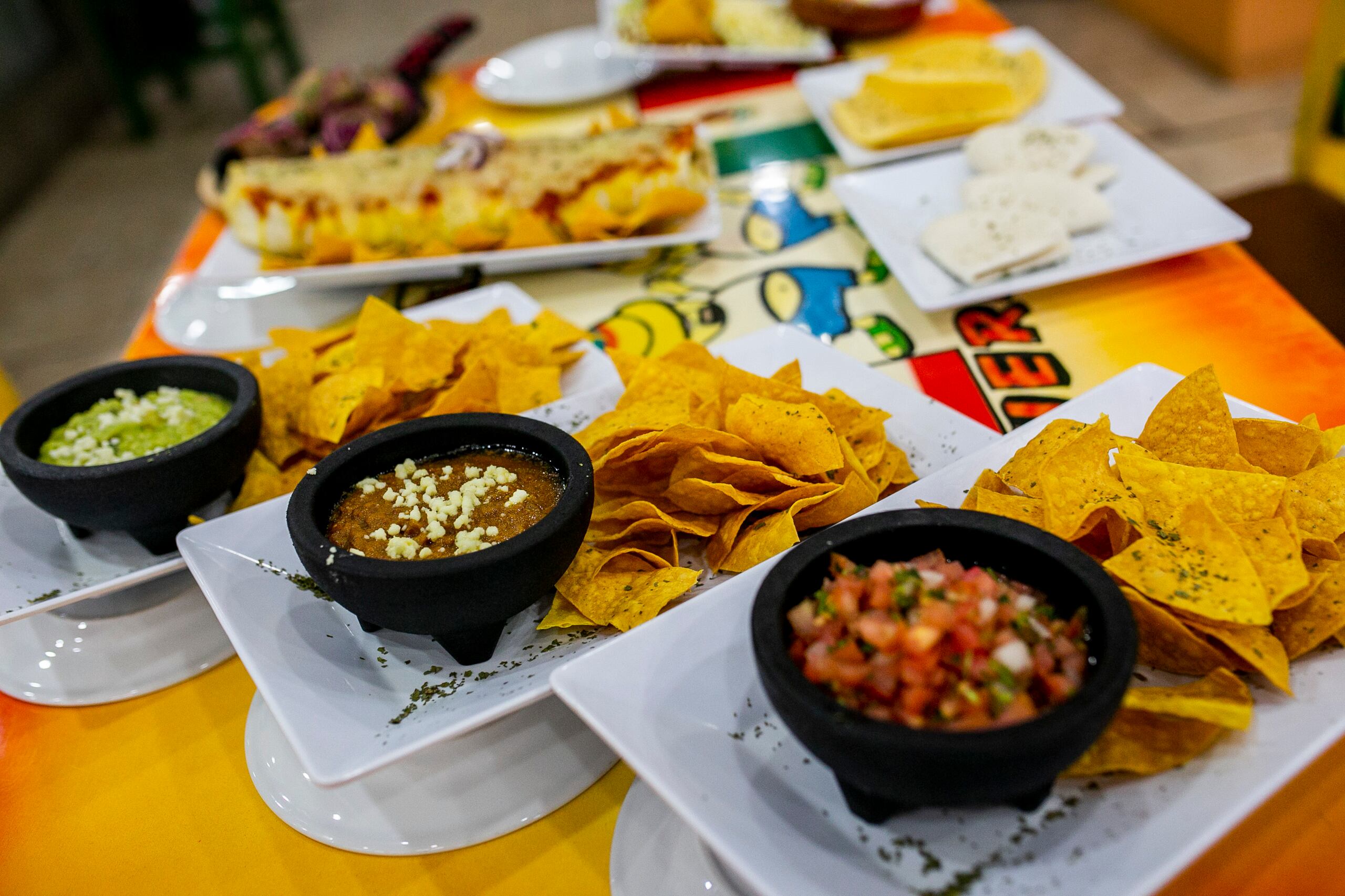 Burrito de carne frita (al fondo) y nachos con guacamole, refritos y pico de gallo; algunas de las delicias tex mex del establecimiento.  