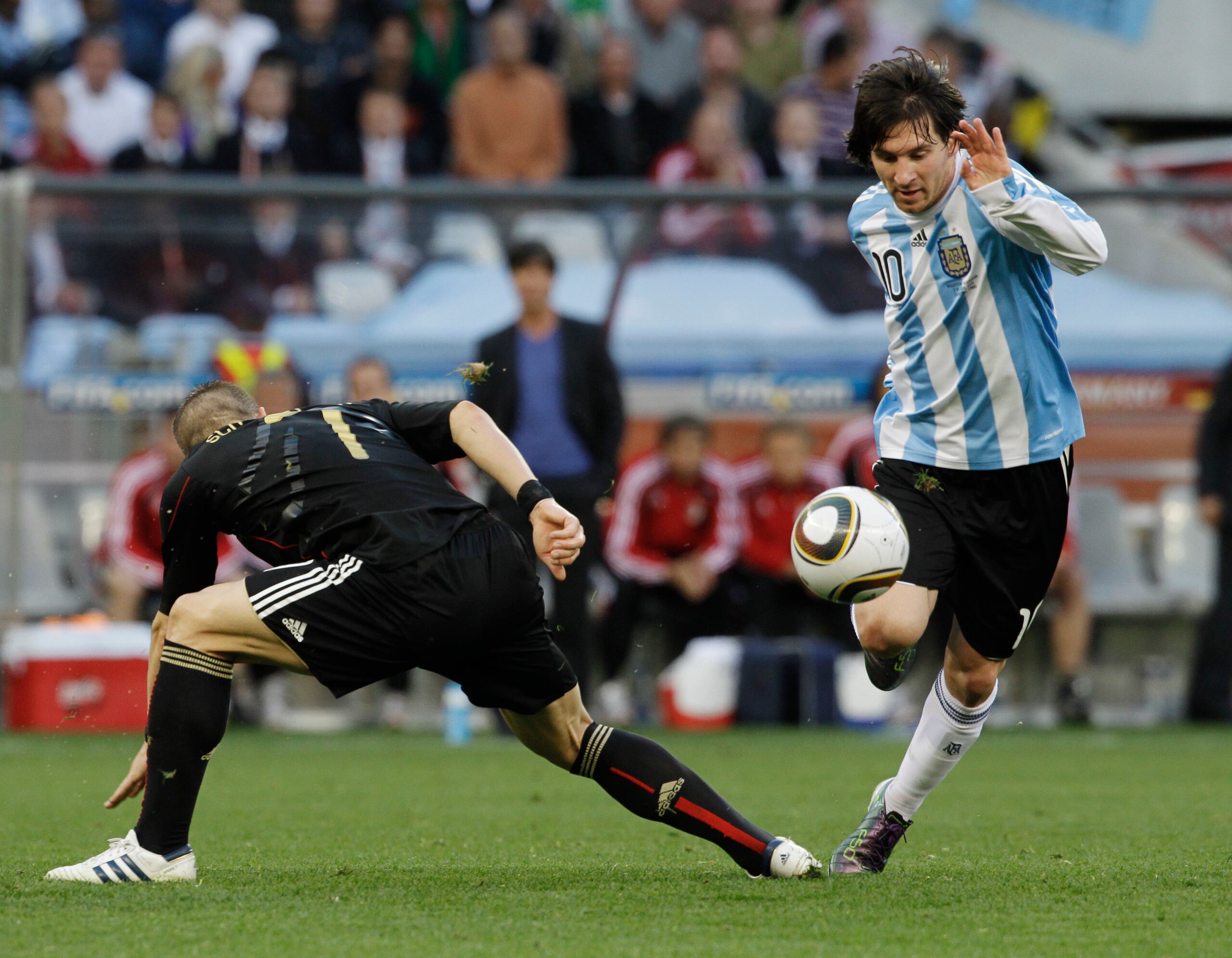 Lionel Messi (derecha) gambetea al alemán Bastian Schweinsteiger en los cuartos de final del Mundial 2010 en Ciudad del Cabo, Sudáfrica. el sábado 3 de julio de 2010. 