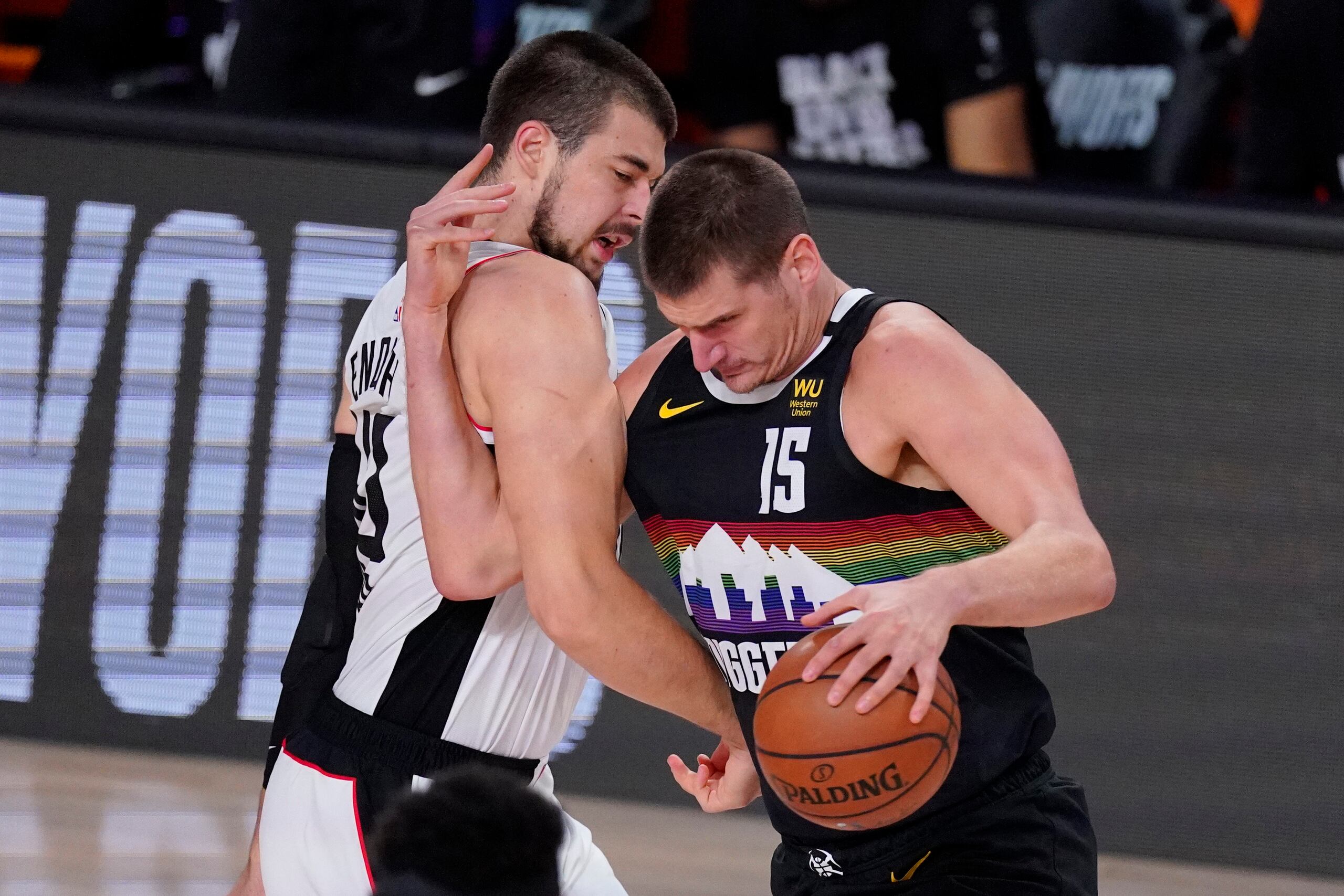 Nikola Jokic (15), de los Nuggets, se enreda con Ivica Zubac, de los Clippers, durante la segunda mitad del encuentro del lunes.