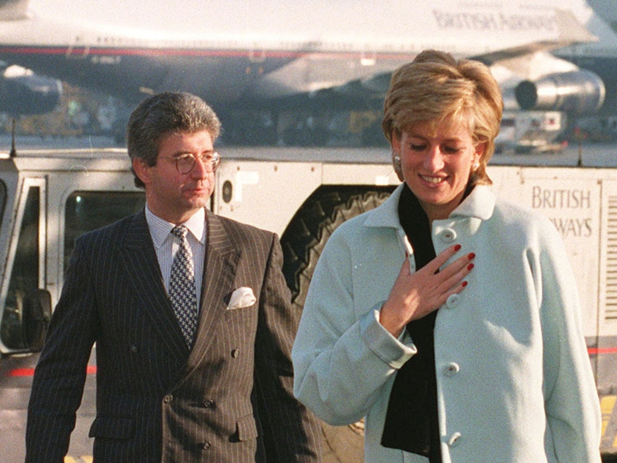 La princesa Diana de Gran Bretaña y su secretario privado, Patrick Jephson, en el Aeropuerto Heathrow en Londres el 11 de diciembre de 1995.  (Tim Ockenden/PA via AP, archivo)