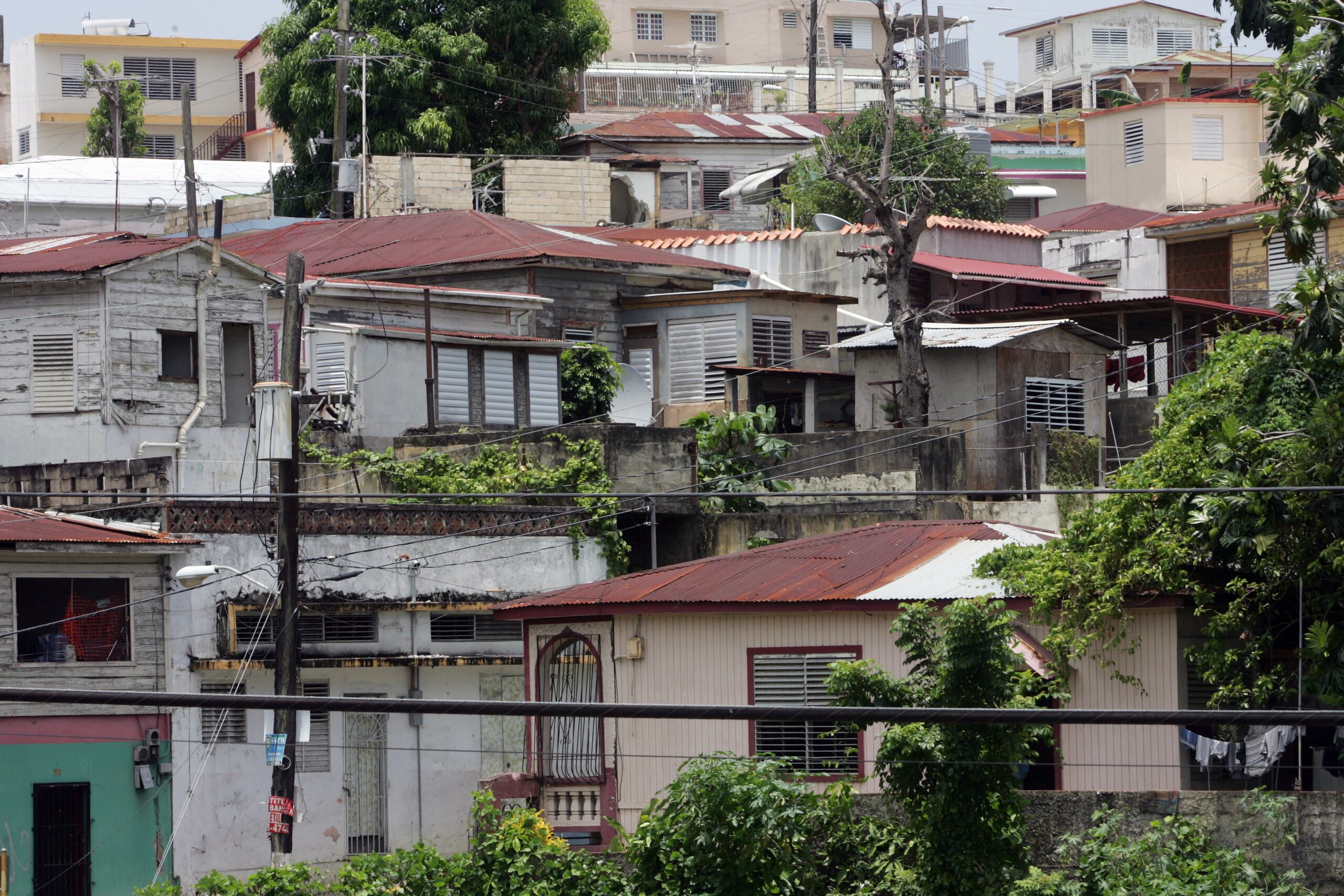 Un estudio del Instituto de Desarrollo de la Juventud publicado en el 2020 destaca que en 2017 el 58 % de los niños y niñas en Puerto Rico vivían bajo el nivel de pobreza, mientras que el 37 % vivía en pobreza extrema, con ingresos anuales rondando los 3,900 dólares.