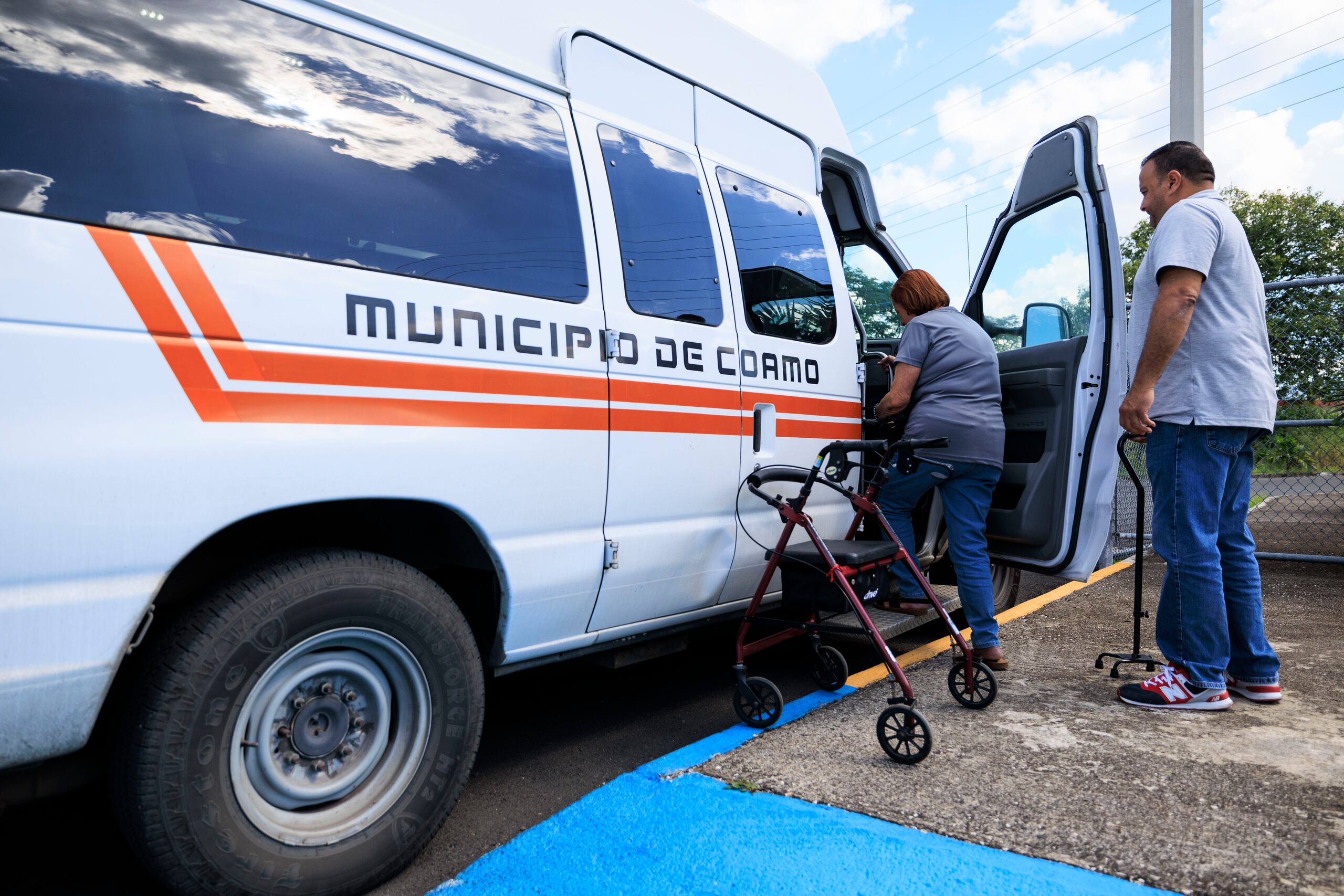 El Centro de Edad Dorada en Villa Madrid se encarga de proveerles transportación.