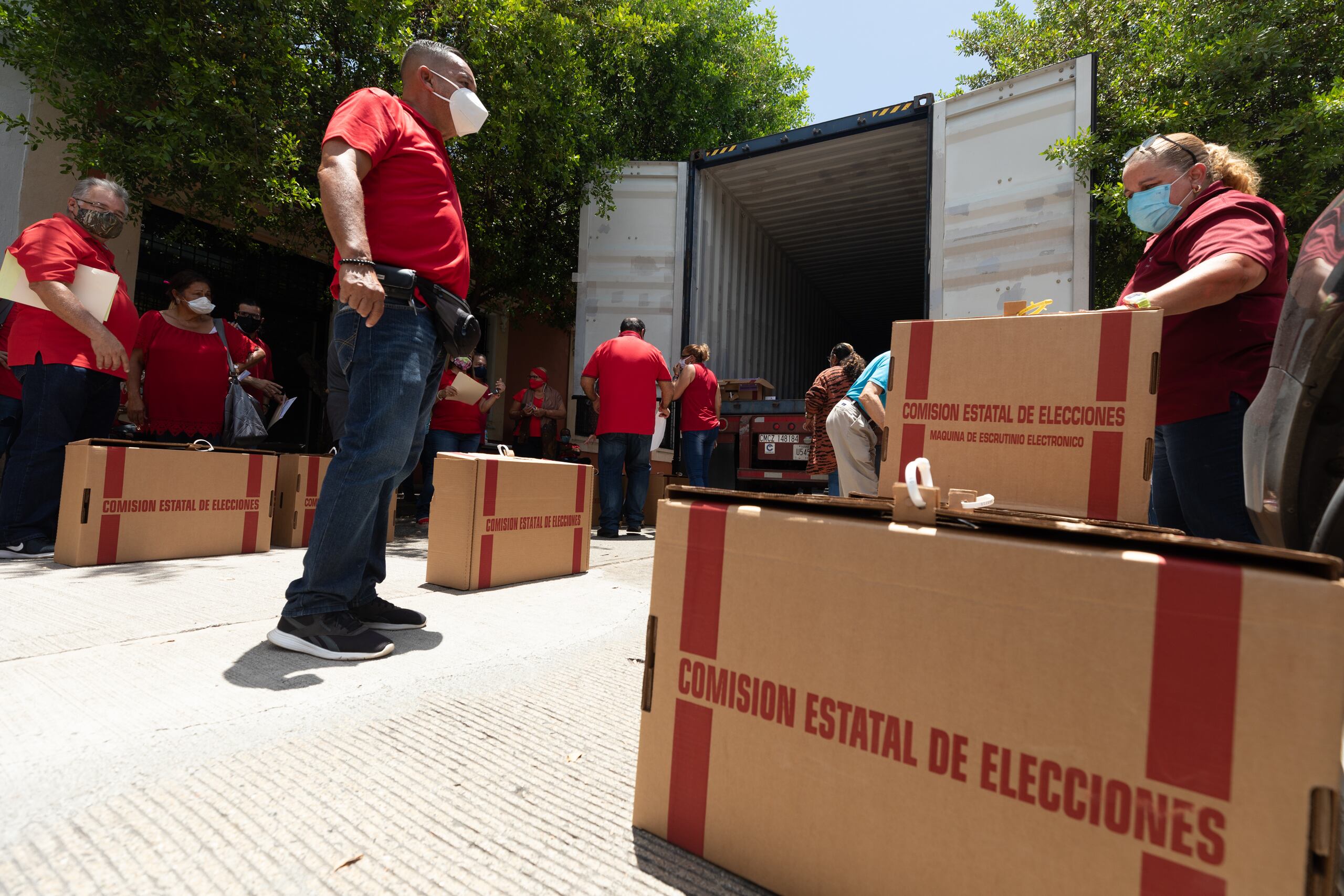 Uno de los contratos más importantes que esperan los comisionados a que se complete es el del acarreo de los maletines.