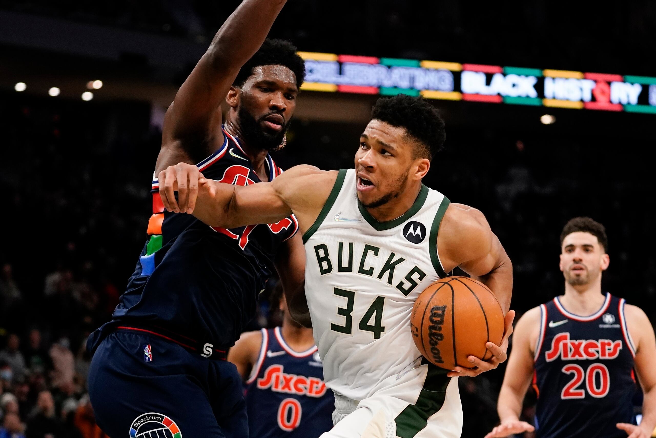 Joel Embiid, de los Sixers de Filadelfia, y Giannis Antetokounmpo (34), de los Bucks de Milwaukee, son dos de las principales estrellas de la NBA que nacieron fuera de Estados Unidos.