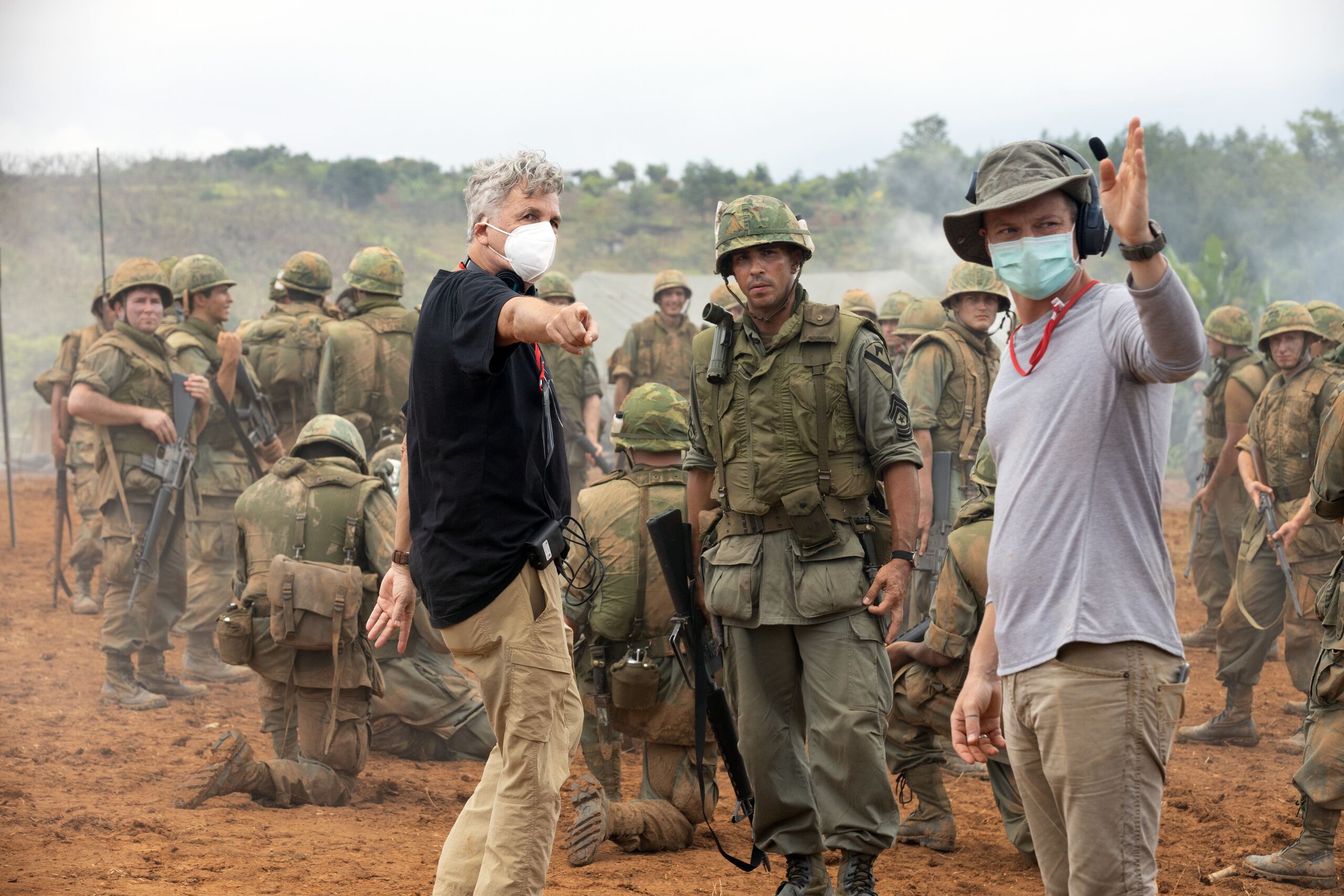 Carlos Arroyo recibe instrucciones del director Peter Farrelly.