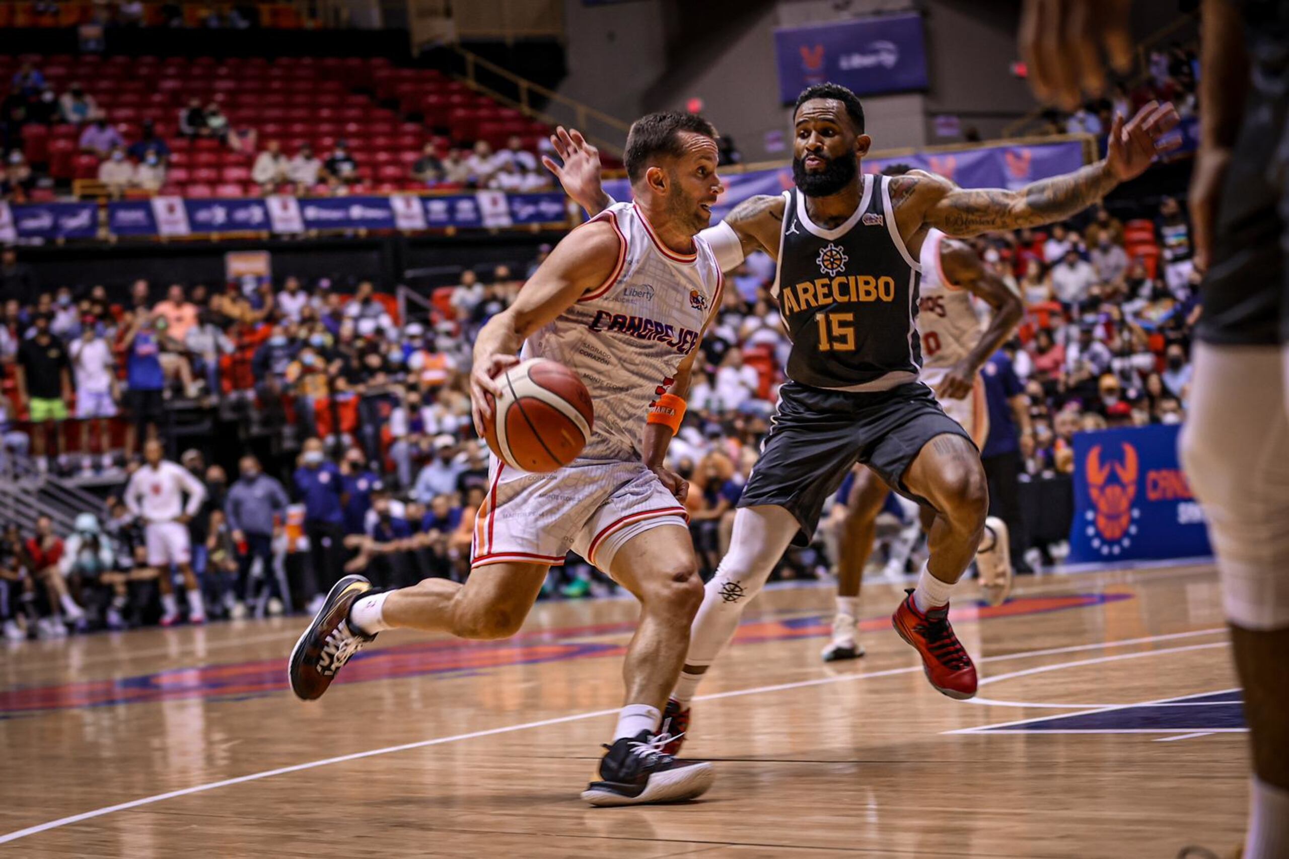 El armador de los Cangrejeros de Santurce, José Juan Barea, defiende el balón ante el acoso ofensivo de Walter Hodge Jr., de los Capitanes de Arecibo, durante un encuentro de la pasada temporada.