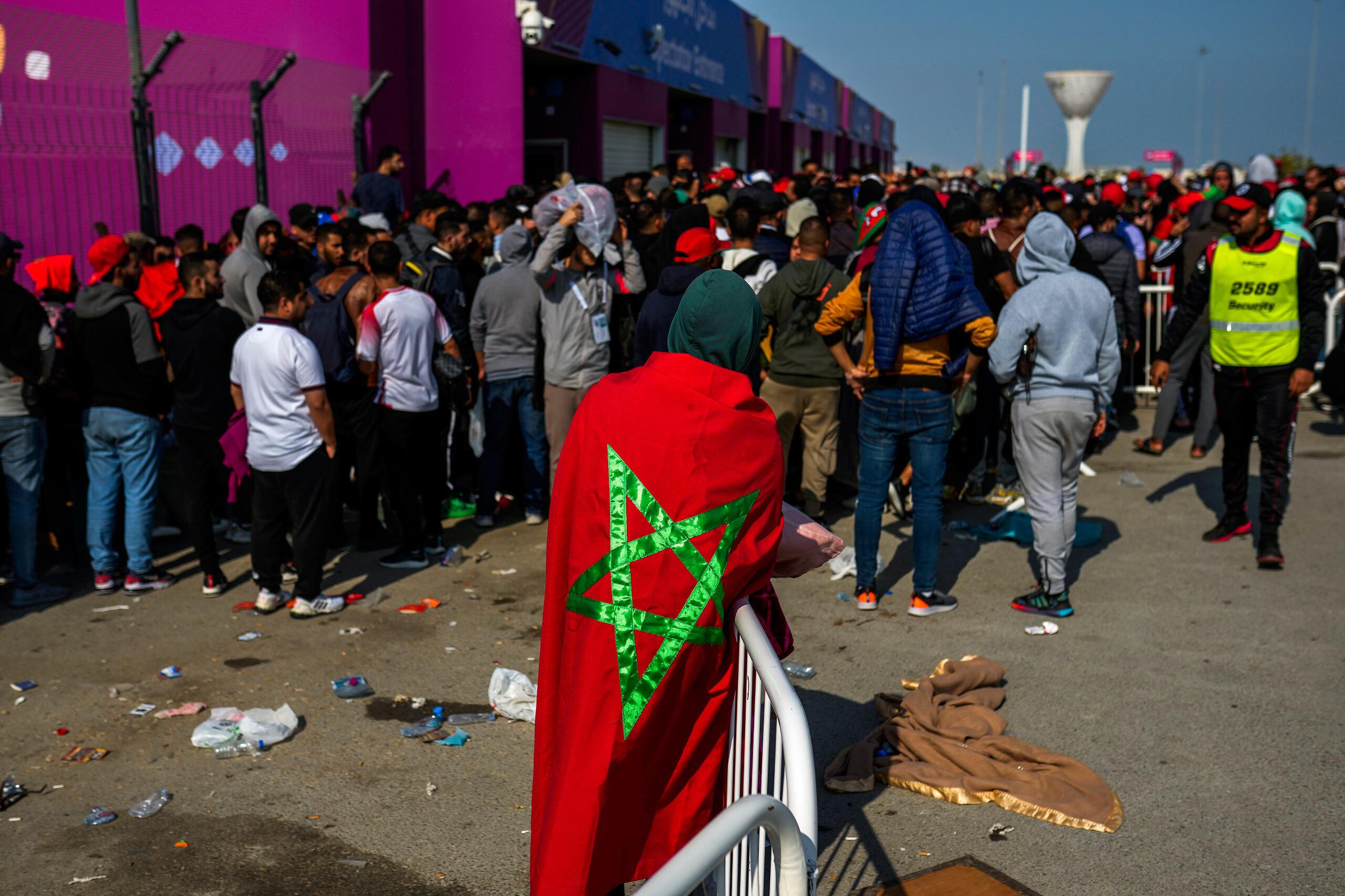 Hinchas hacen fila a las afueras del estadio Al Janoub en Wakrah, Qatar, el martes con la esperanza de obtener entradas para la semifinal del Mundial entre Marruecos y Francia el miércoles.