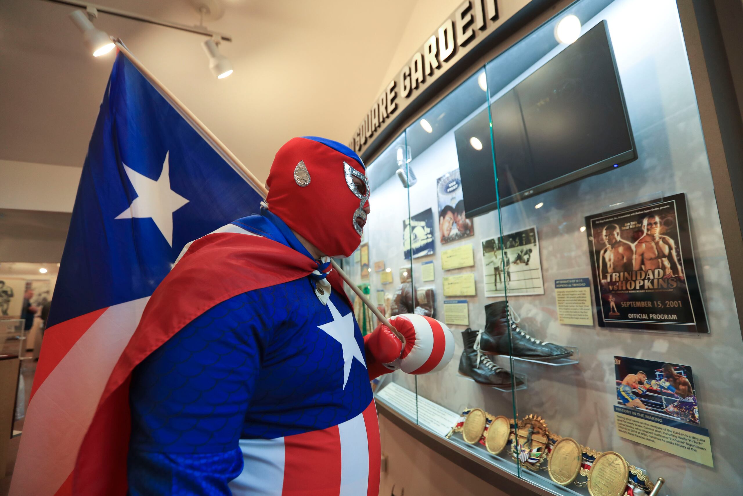 'Cap Bori' realizó en la mañana de hoy una visita al Salón de la Fama del Boxeo. Aquí se observa viendo memorabilia de la pelea entre Tito Trinidad y Bernard Hopkins.

