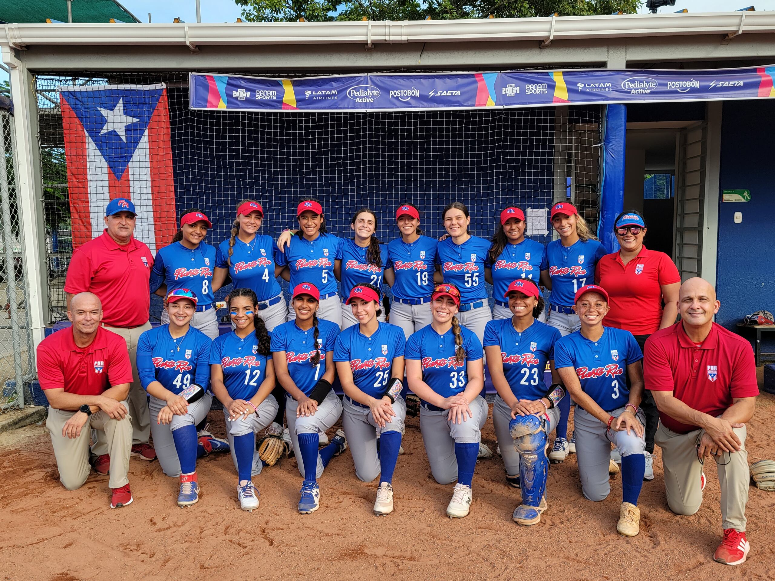 El equipo femenino de sóftbol de Puerto Rico que ganó el bronce en los Juegos Panamericanos Junior que se celebran en Colombia.