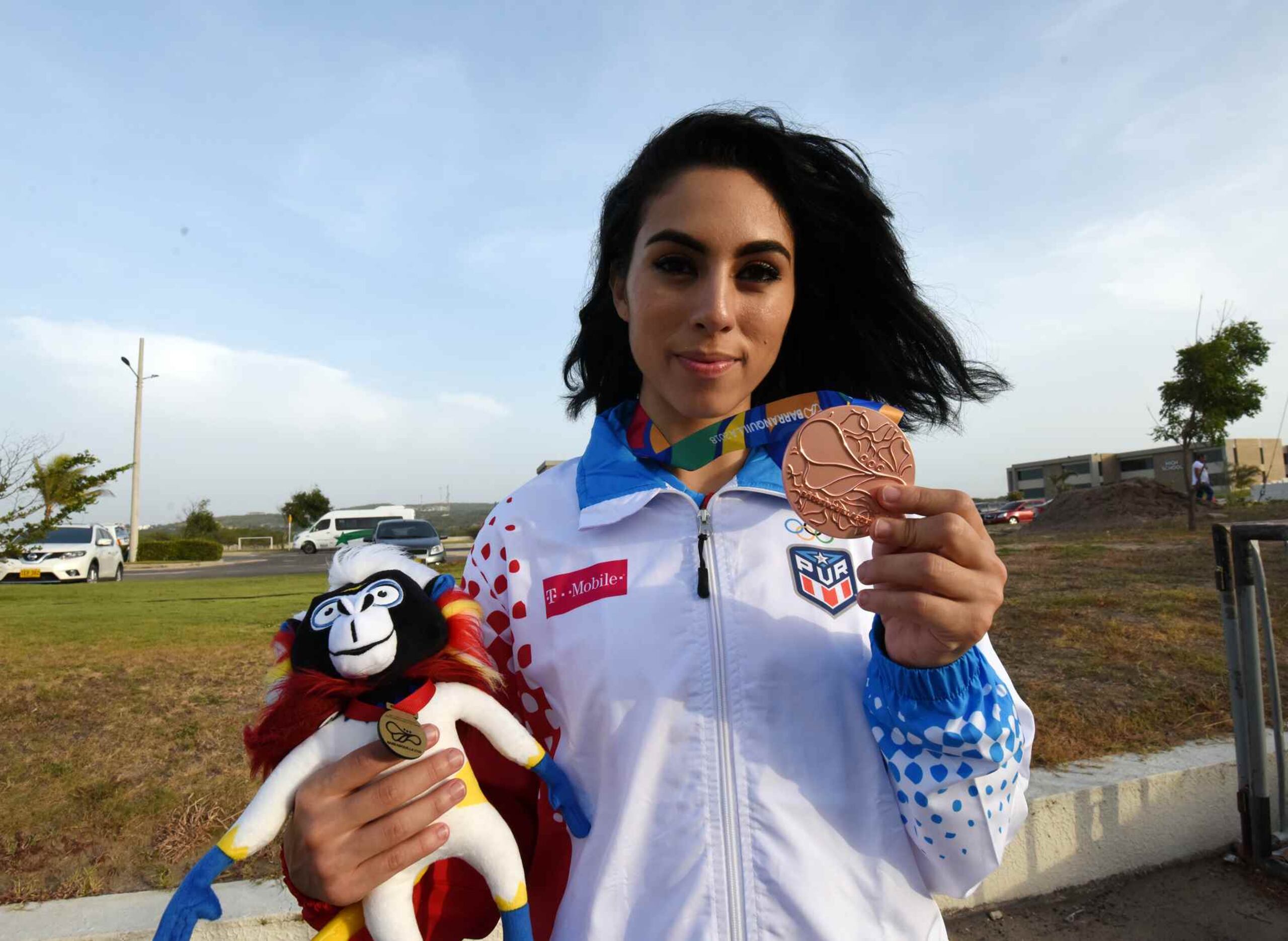 Victoria Stambaugh muestra su medalla de bronce.