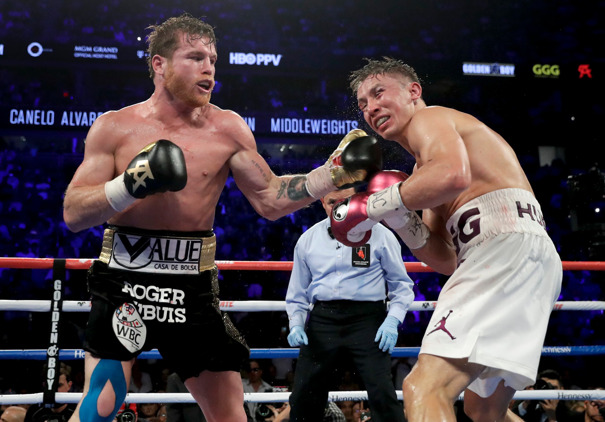 El mexicano Saúl "Canelo" Álvarez asesta un puñetazo al kazajo Gennady Golovkin durante un combate por el título de los medianos, el 15 de septiembre de 2018 en Las Vegas.