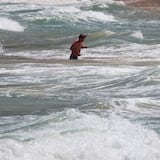 Amplían búsqueda de un menor arrastrado por corriente en playa de Condado 