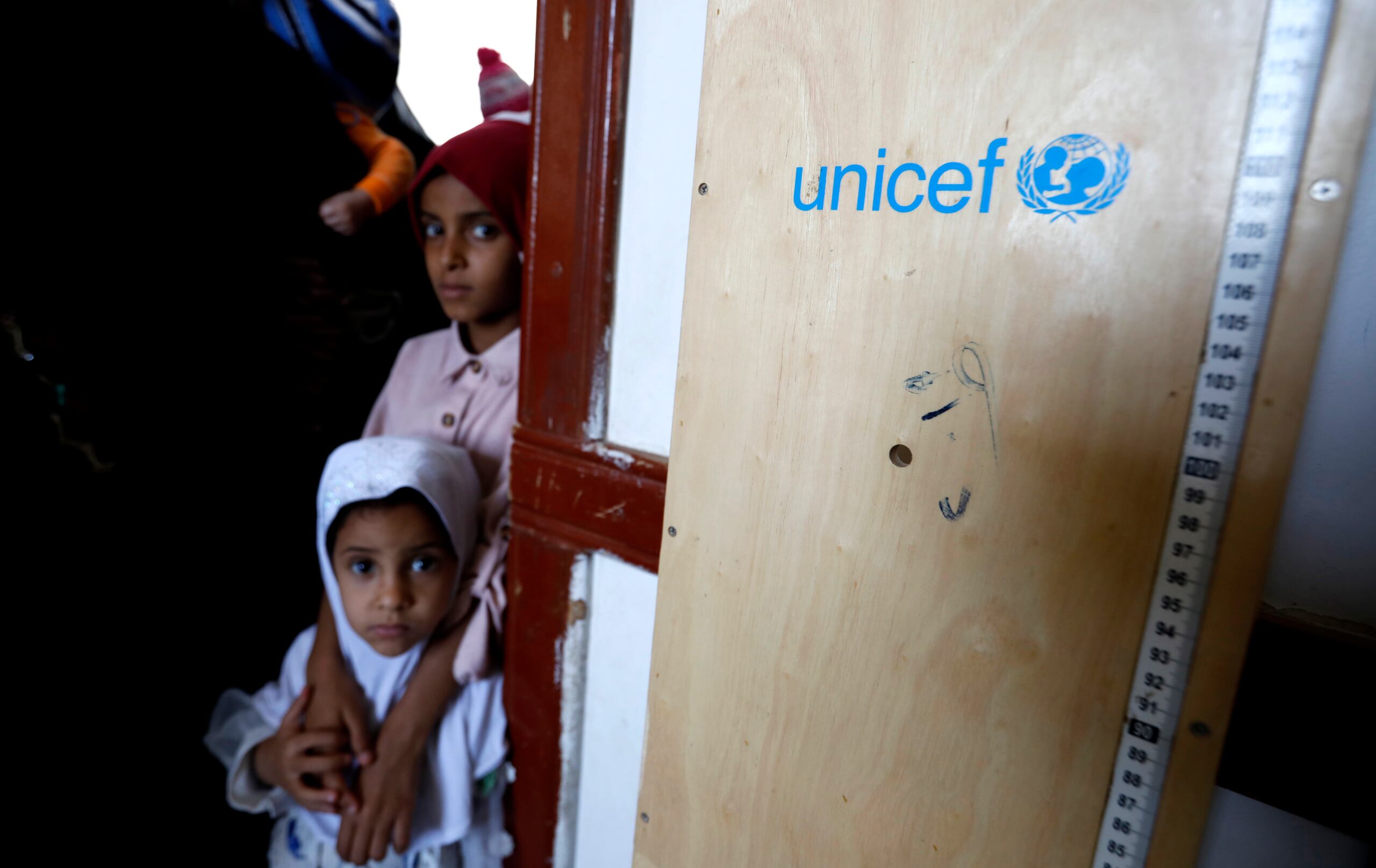 Niños de Yemén son atendidos en un puesto de Unicef, en una fotografía de archivo. EFE/EPA/Yahya Arhab
