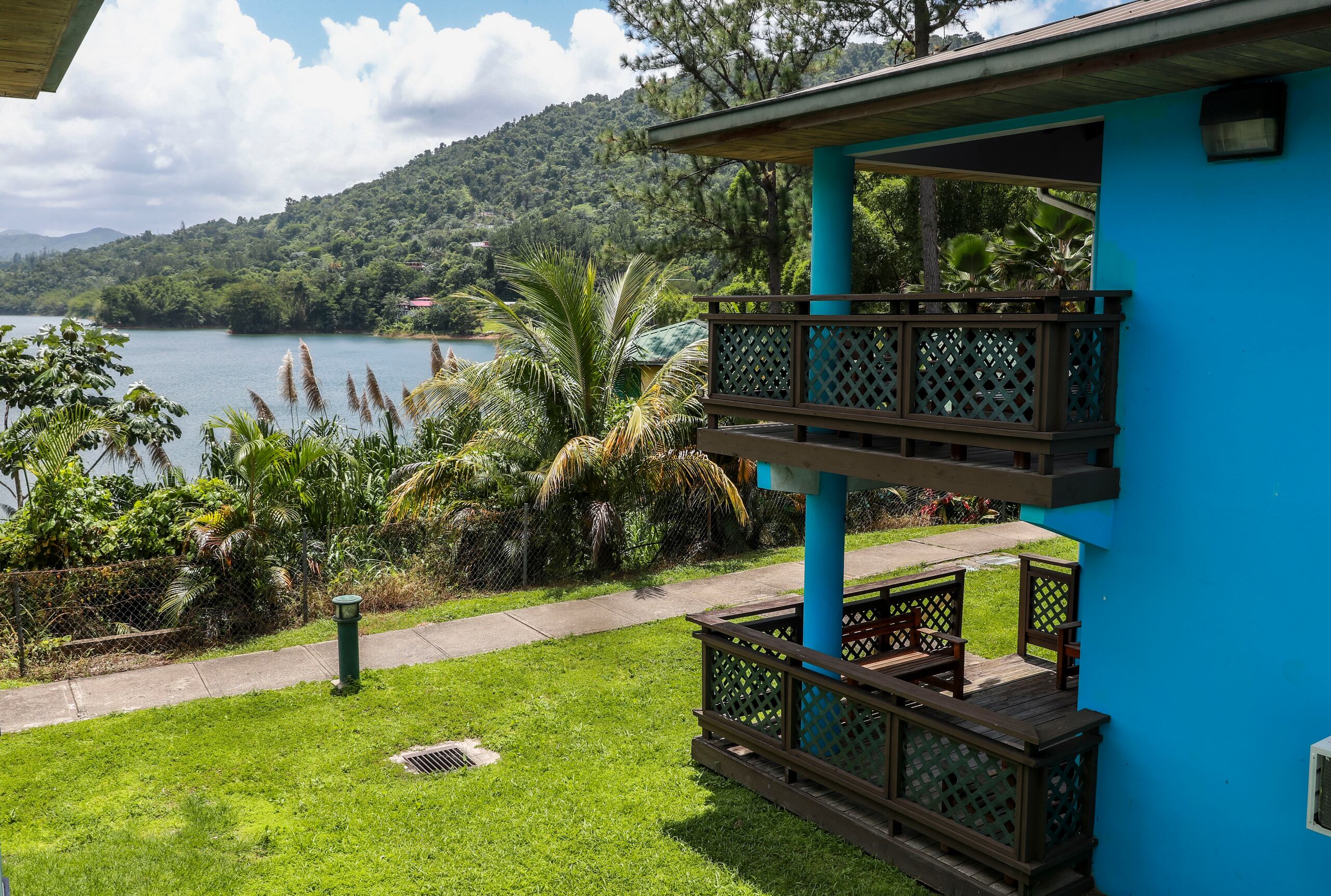 Las villas tienen unas impresionantes vistas hacia el lago Caonillas y al entorno natural que las rodea.