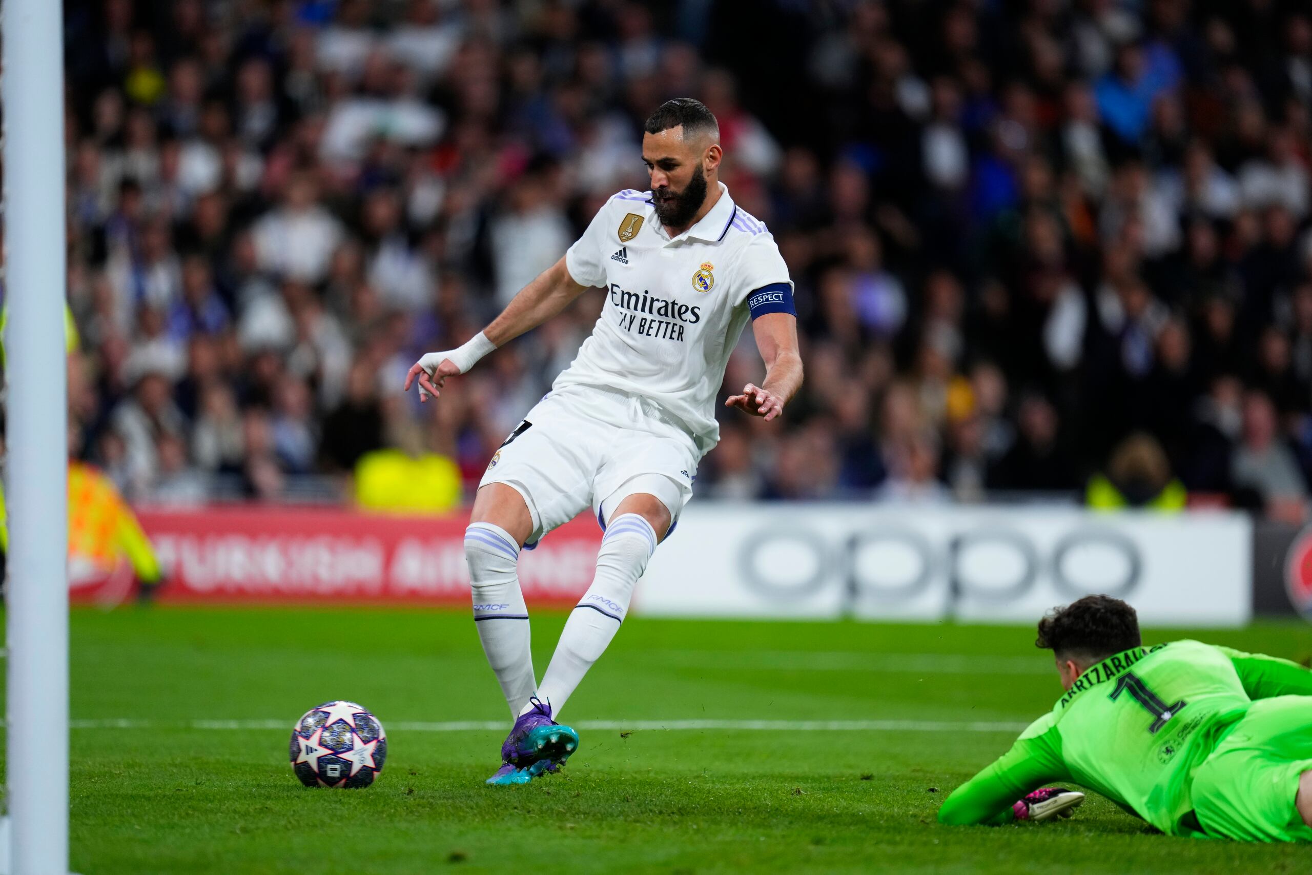 Karim Benzema anota el primer gol del Real Madrid ante Chelsea en los cuartos de final de la Liga de Campeones, el miércoles 12 de abril de 2023, en Madrid. (AP Foto/Manu Fernández)