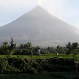 En alerta Filipinas por dos de sus volcanes más activos