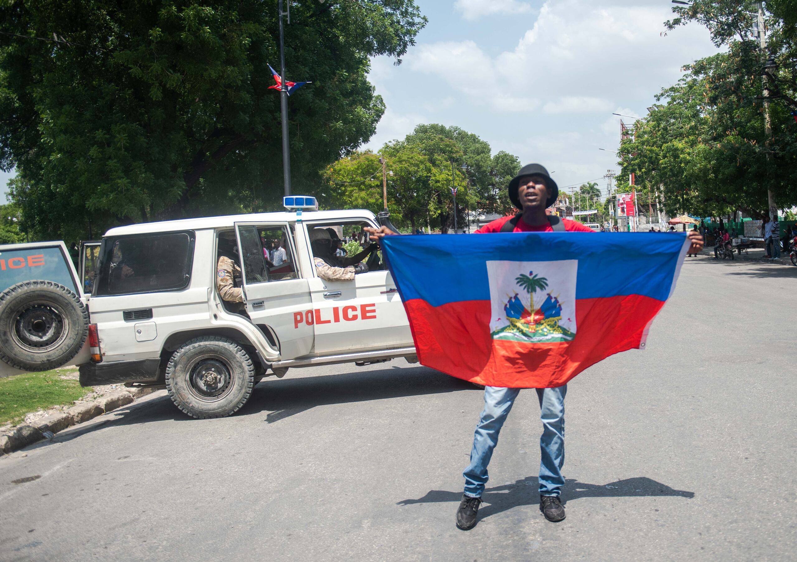 Un manifestante protesta en medio de la celebración del Día de la Bandera, en Puerto Príncipe.