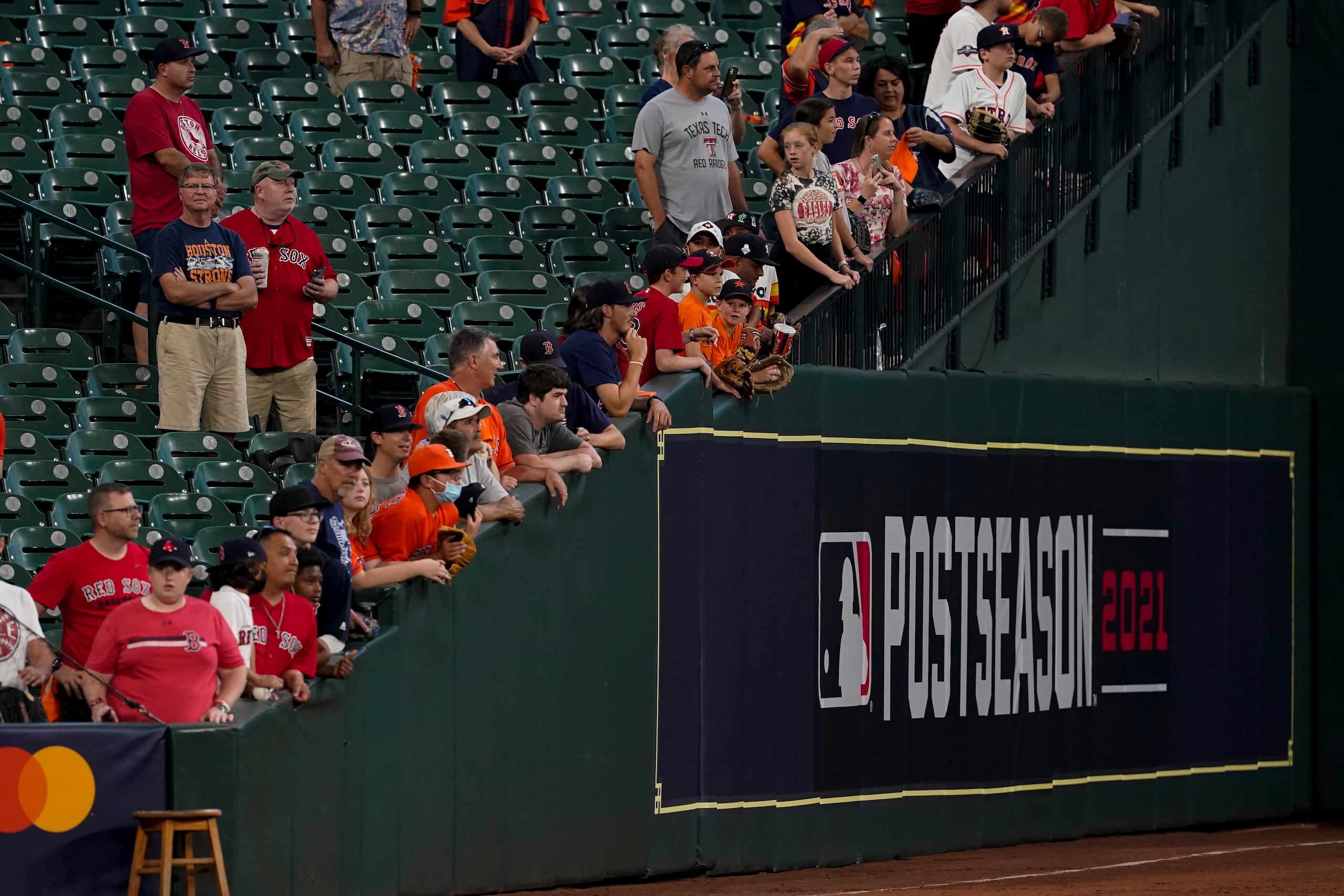 Algunos fanáticos adelantaron su entrada al estadio para asistir la práctica de bateo de los Astros.