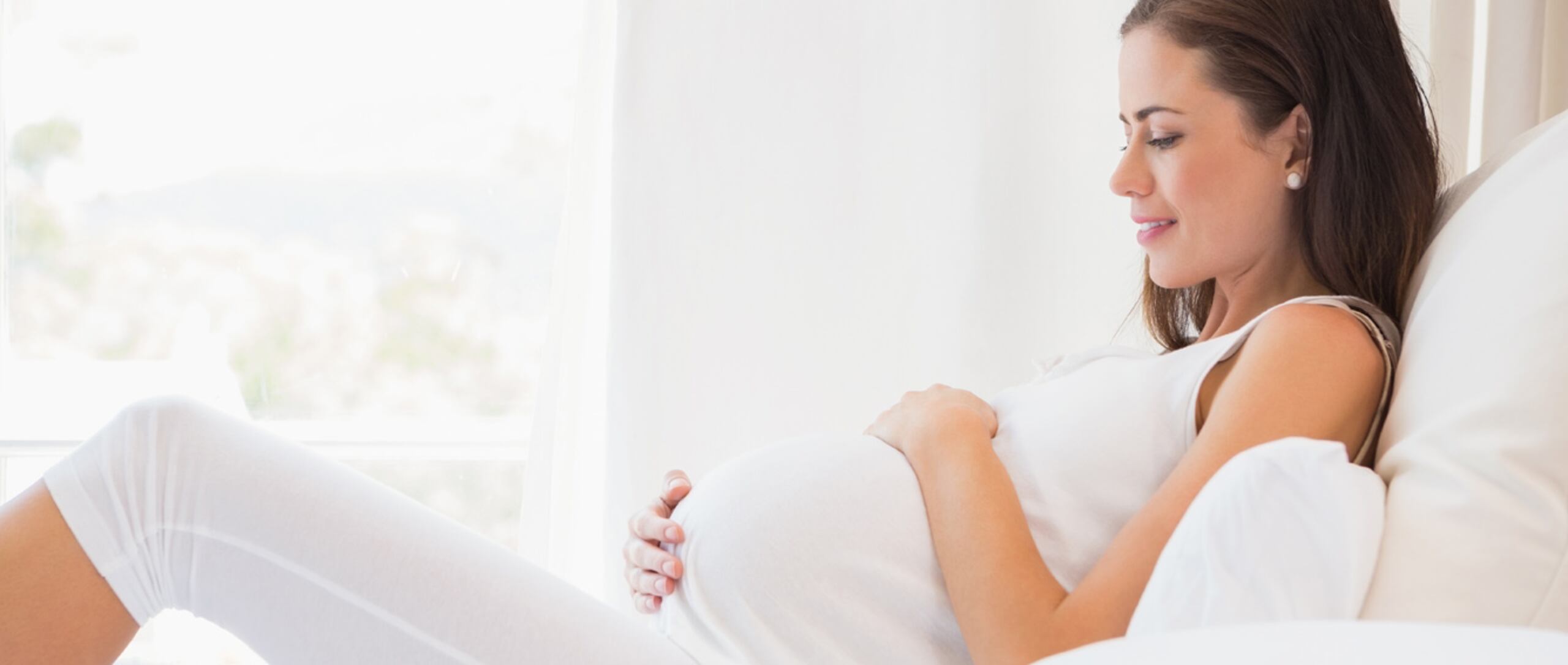 Al compararse con otras mujeres cuyo estilo de vida no es la norma o, incluso, cuyas imágenes pueden estar alteradas, las madres pueden enfrentar sentimientos de ansiedad. (Shutterstock)