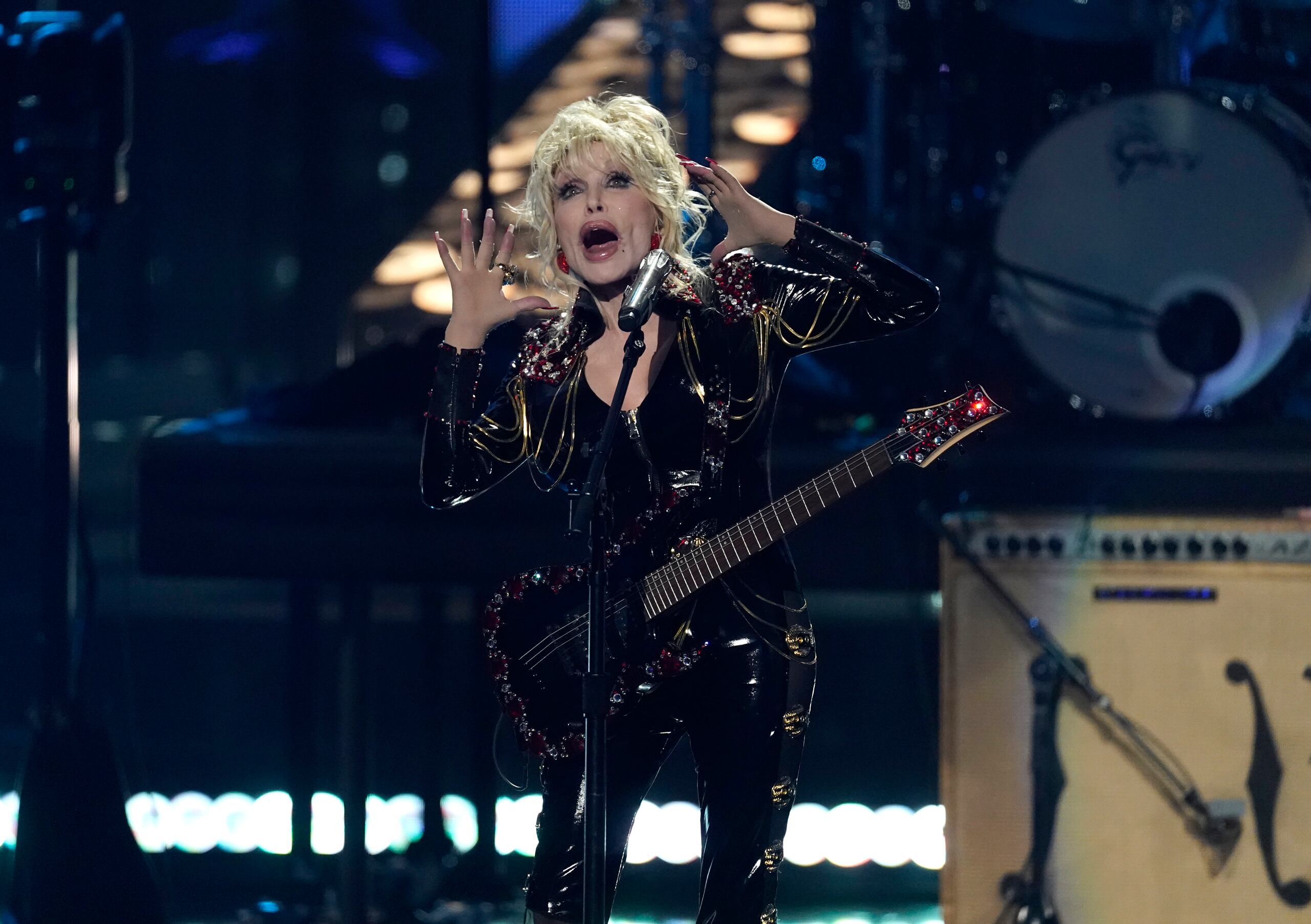 Dolly Parton durante una presentación en la Ceremonia de Inducción al Salón de la Fama del Rock & Roll el 5 de noviembre de 2022, en el Microsoft Theatre de Los Ángeles.