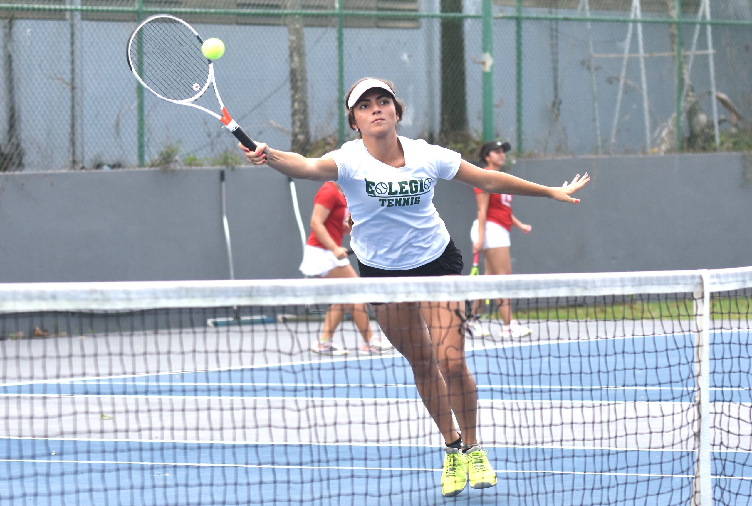 La LAI puso en marcha su acción deportiva hoy martes con juegos de tenis.