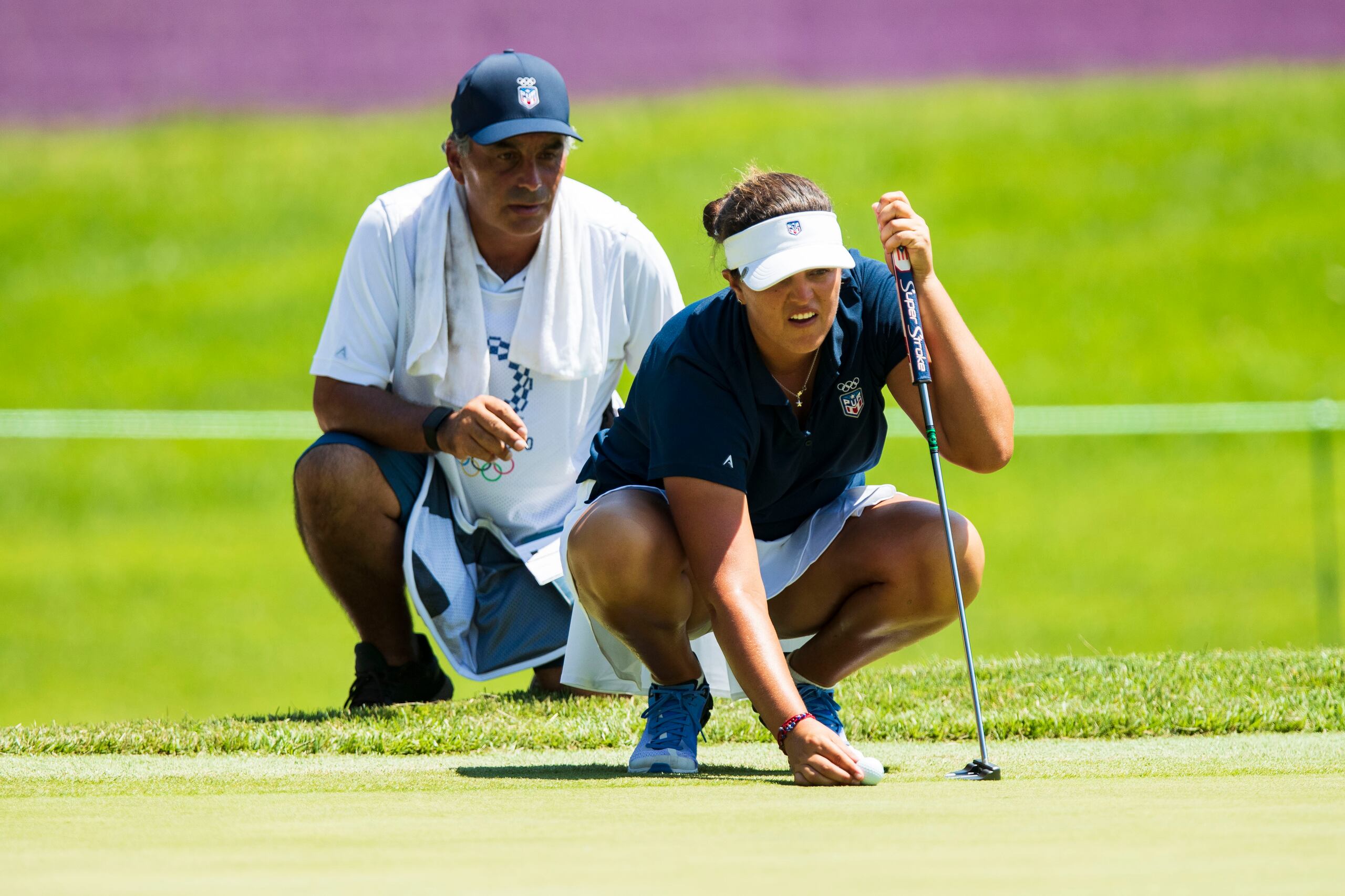 Marife analiza el golpe que deberá realizar junto a su entrenador y caddie Mariano Bartolomé.