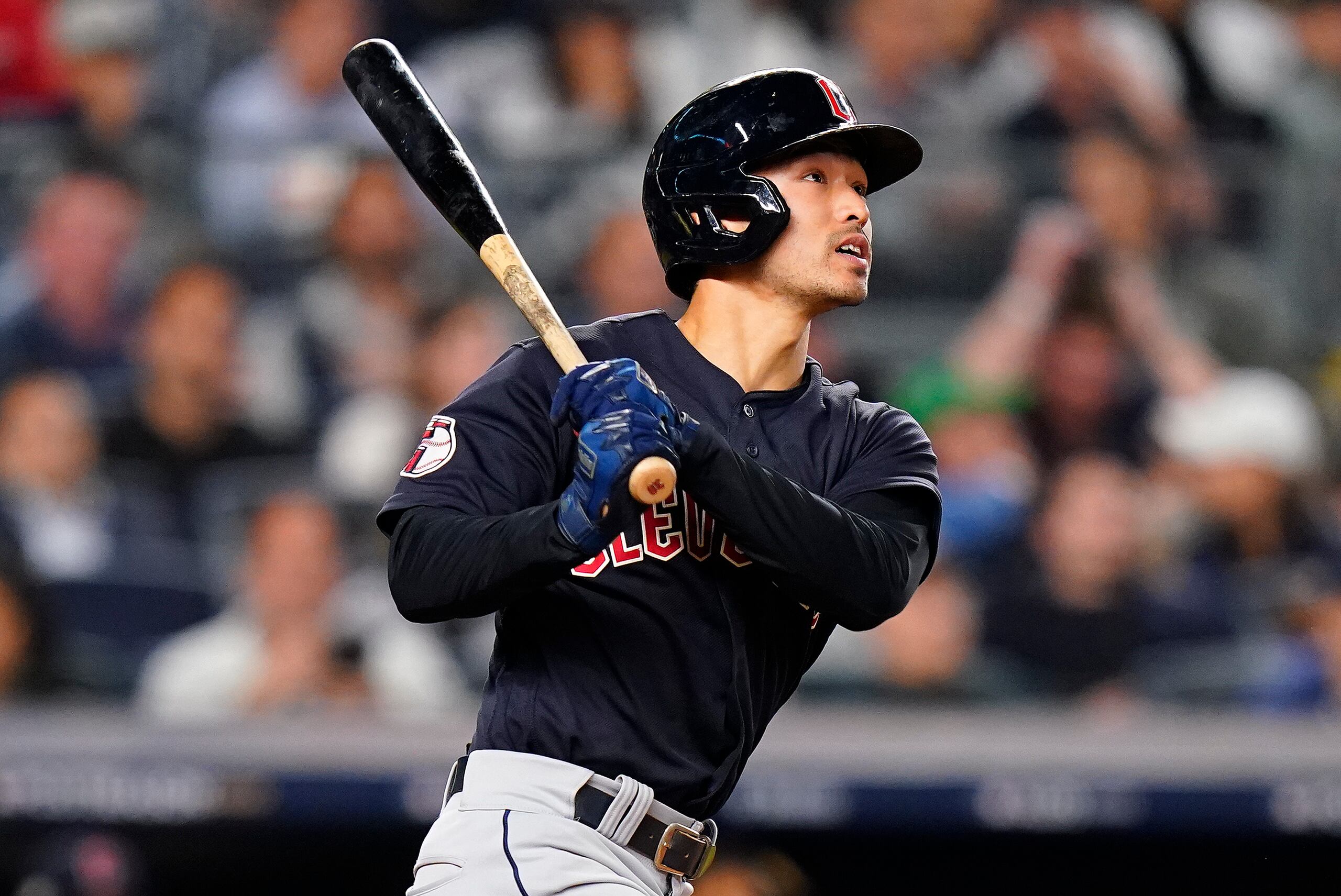 Steven Kwan, de los Guardians de Cleveland, hace el seguimiento de su cuadrangular en contra de los Yankees de Nueva York, durante el primer juego de la Serie Divisional de la Liga Americana.