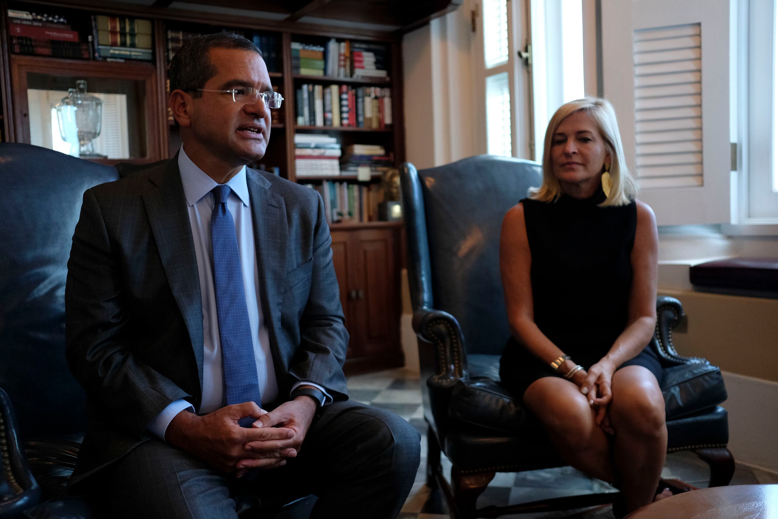 Caridad, en la foto junto a su hermano, el gobernador Pedro Pierluisi, aseguró que no ha recibido alguna llamada de las autoridades federales.