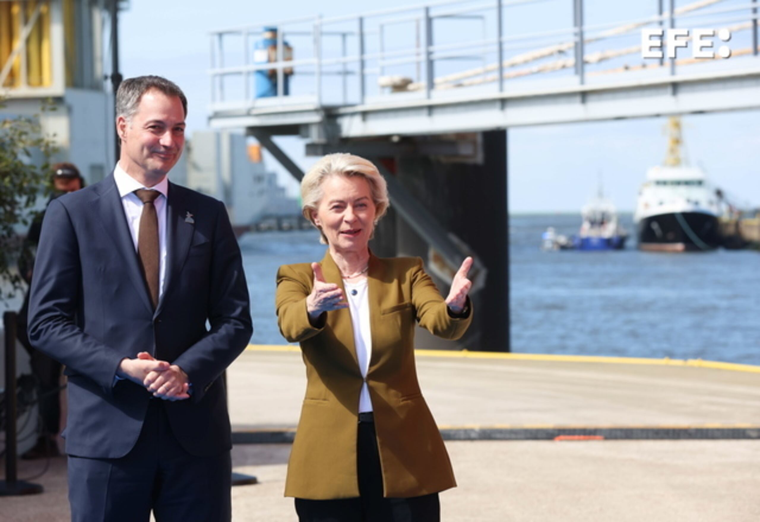 El primer ministro belga, Alexander De Croo, y la presidenta de la Comisión Europea, Ursula von der Leyen, posan hoy ante los medios en la segunda edición de la cumbre del mar del Norte de Ostende (Bélgica), en la que nueve países europeos aspiran a transformar los 175.000 kilómetros de costa de ese mar en la mayor macrogranja de energía eólica del mundo. EFE/EPA/OLIVIER HOSLET
