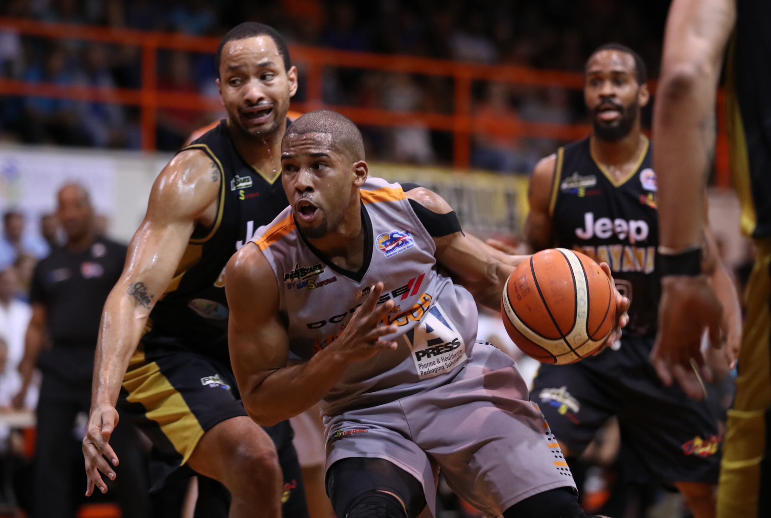 El cotizado canastero Gary Browne, con el balón, no jugaba con los Atléticos de San Germán desde la temporada del 2018.