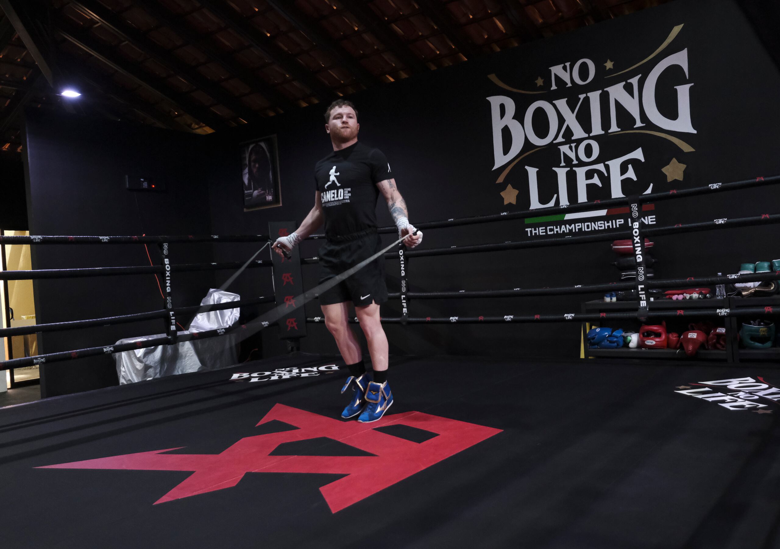 Saul "Canelo" Álvarez saltando soga durante un entrenamiento en un gimnasio de Guadalajara, México, el lunes 17 de abril de 2023. (AP Foto/Refugio Ruiz)