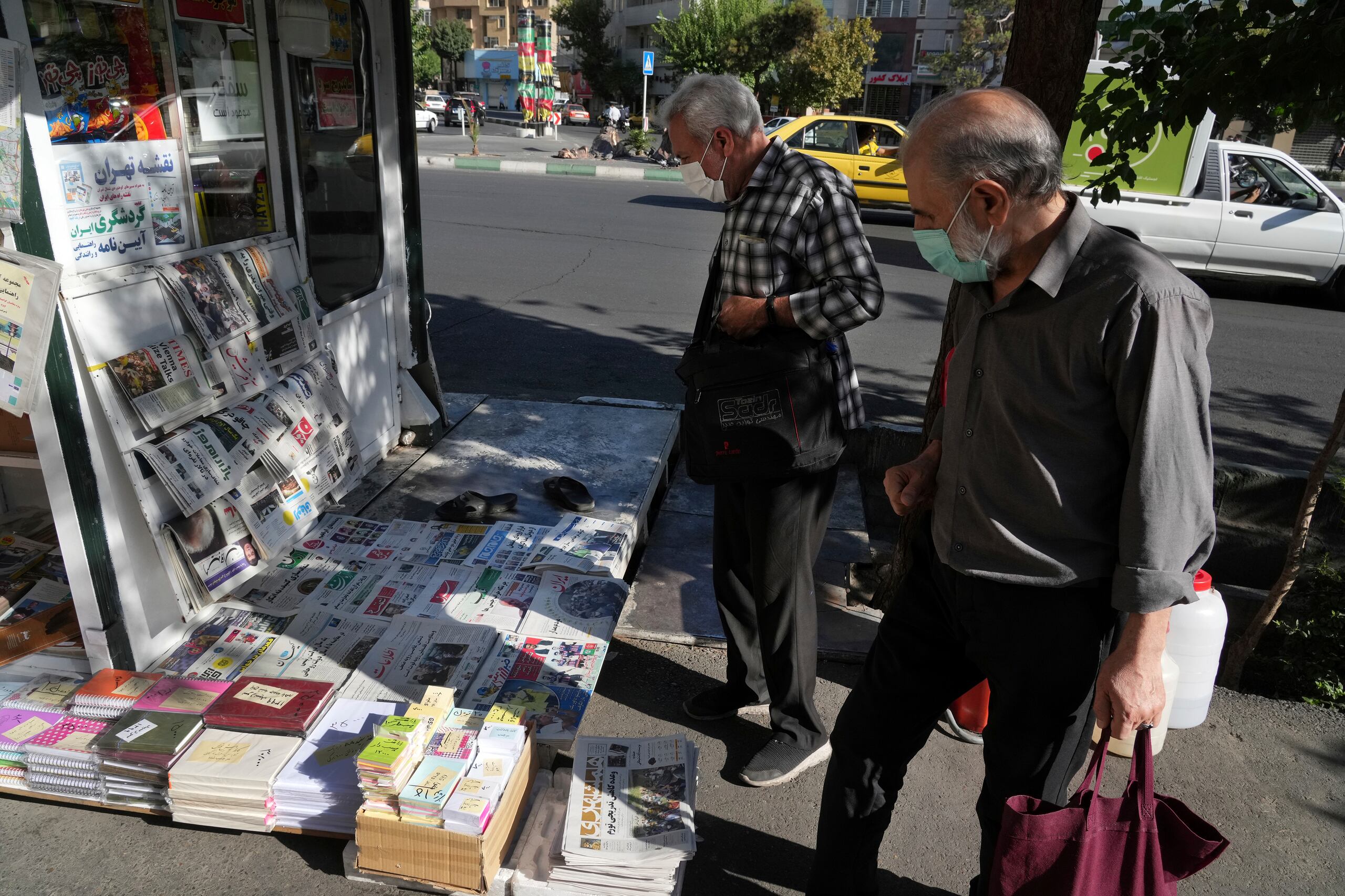 Los banquillos de periódicos en Teherán mostraban el sábado titulares referentes al ataque al escritor Salman Rushdie, contra quien el ayatolá iraní Jomeini decretó una fetua pidiendo su muerte en la década de 1980.