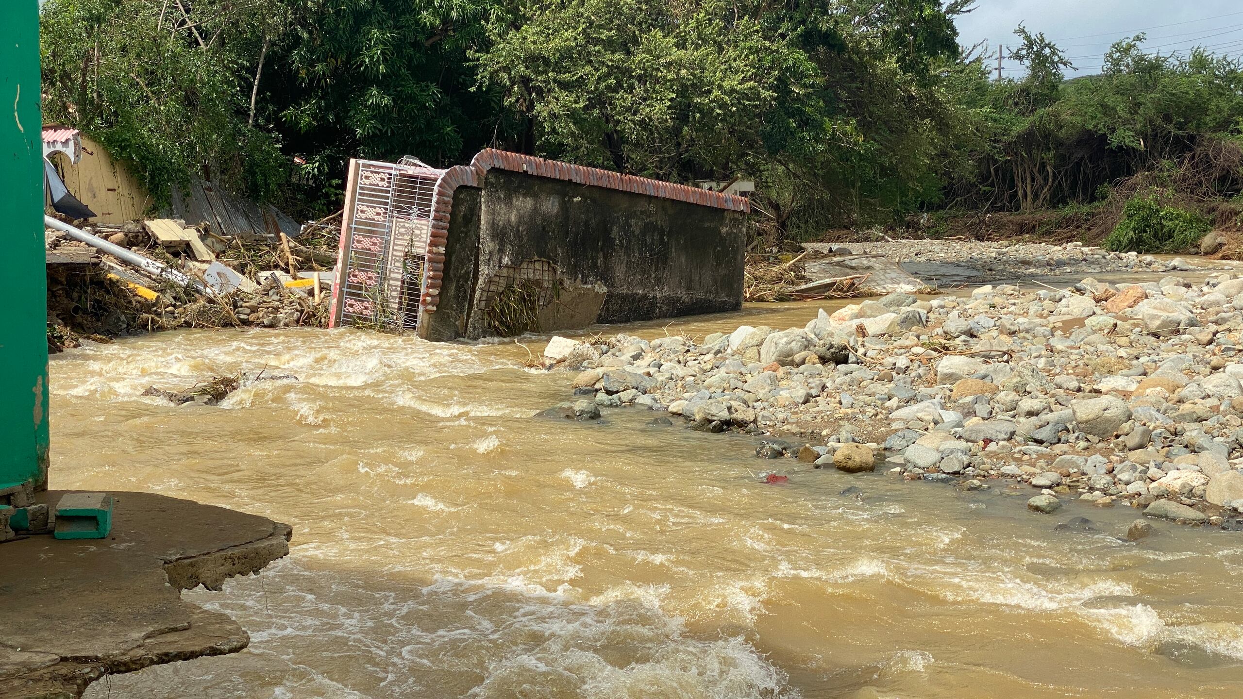 En la comunidad Guamani, donde cinco casas y un carro fueron arrastradas por el rio Guamani. (alex.figueroa@gfrmedia.com)