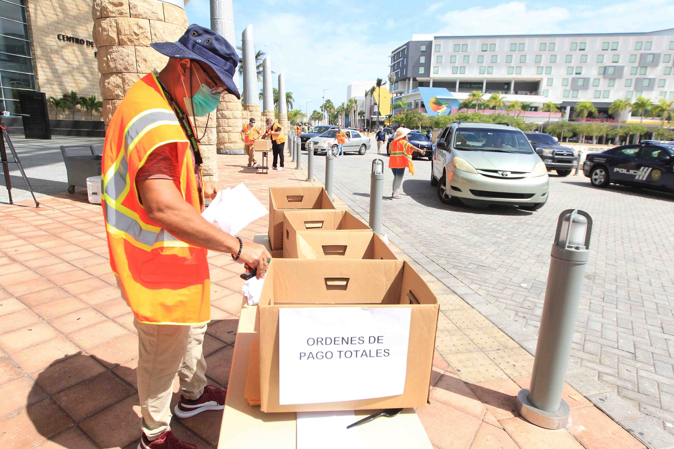 Durante días, extensas filas de ciudadanos en carro y a pie se registraron en el Centro de Convenciones intentando resolver su solicitud del beneficio por desempleo ante el Departamento del Trabajo. (GFR Media)