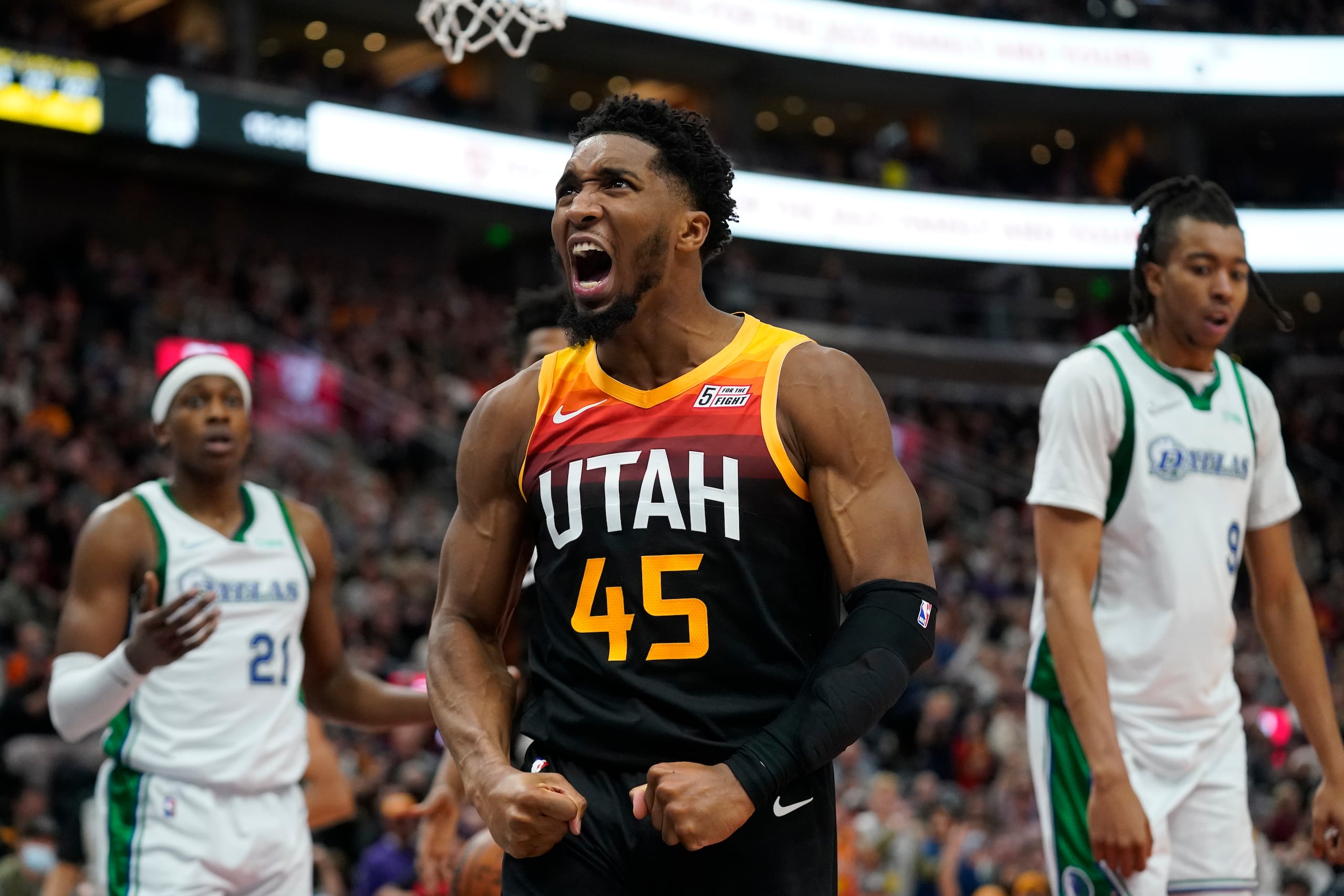 Donovan Mitchell, de Utah, reacciona luego de lograr una anotación en el partido ante Dallas.